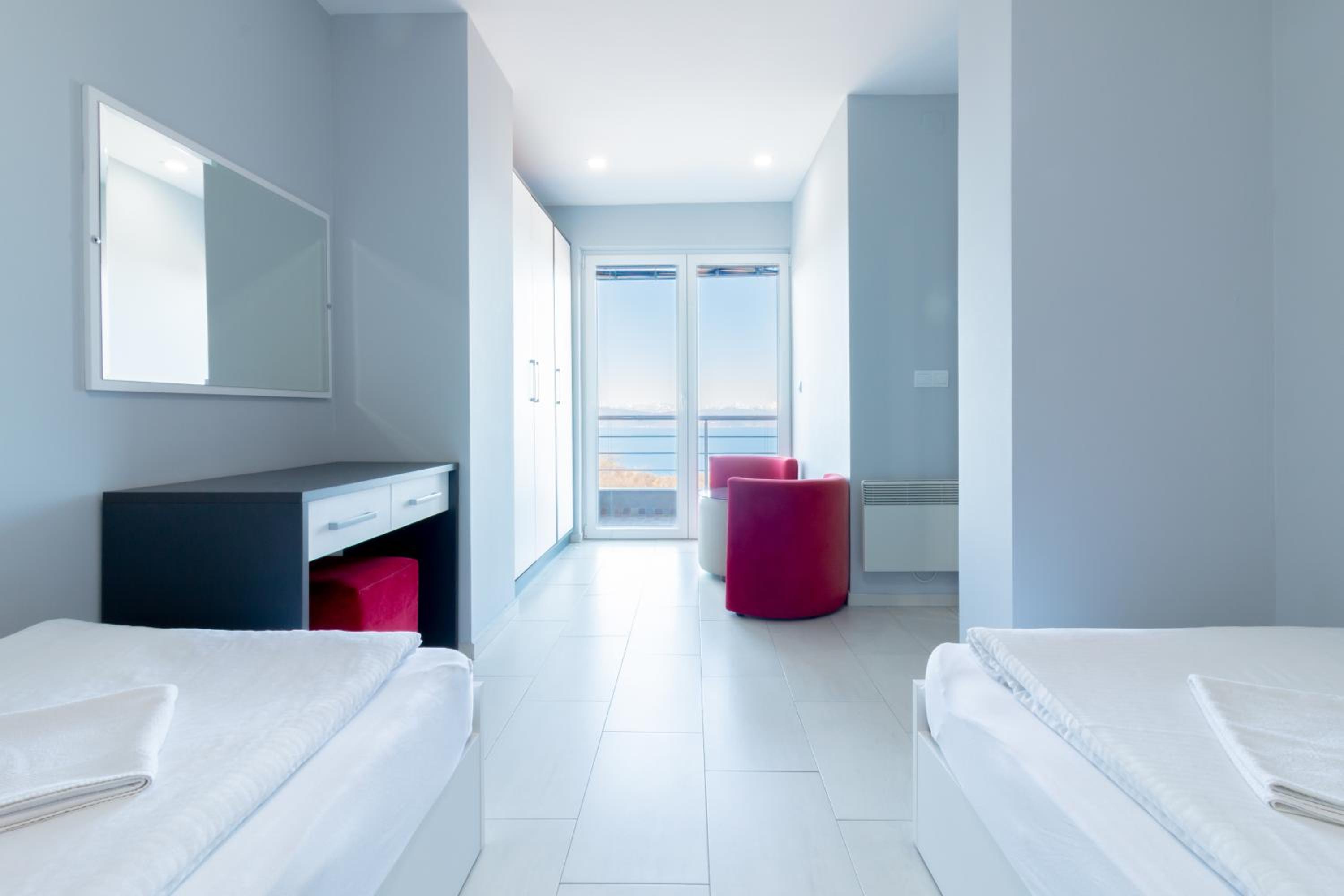 Deluxe Two-Bedroom Apartment with Balcony and Lake View - Photo 24