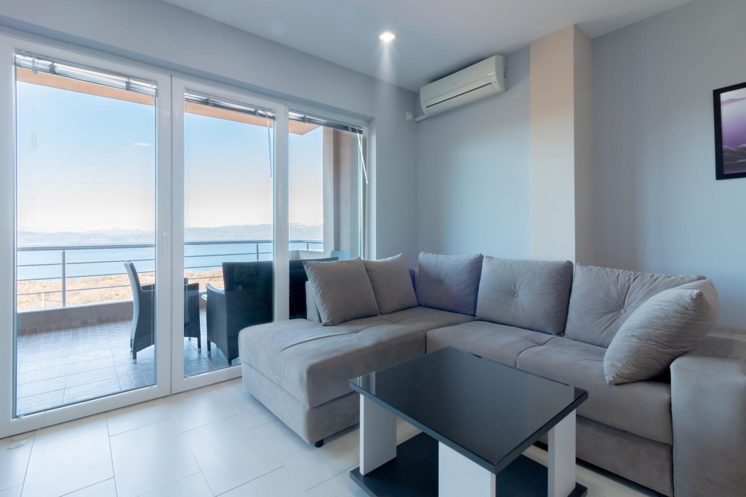 Deluxe Two-Bedroom Apartment with Balcony and Lake View - Photo 20