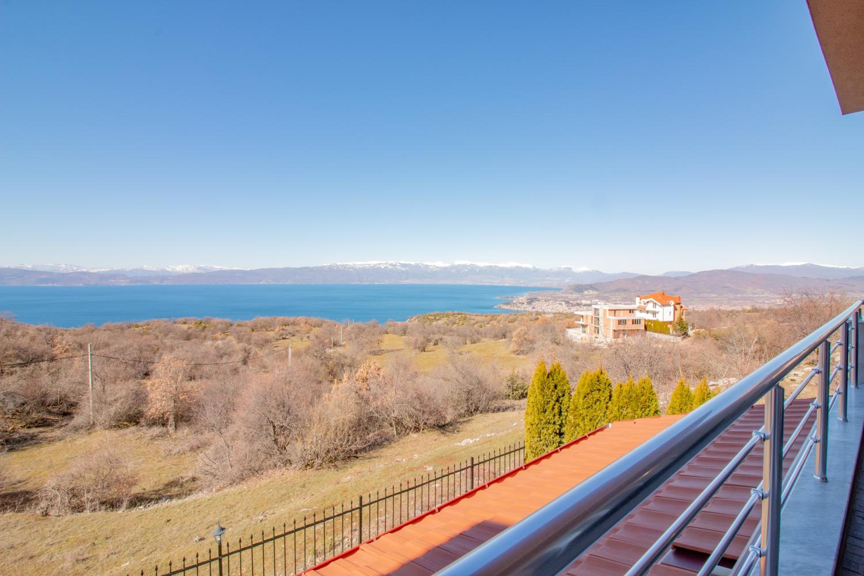 Deluxe Two-Bedroom Apartment with Balcony and Lake View - Photo 8