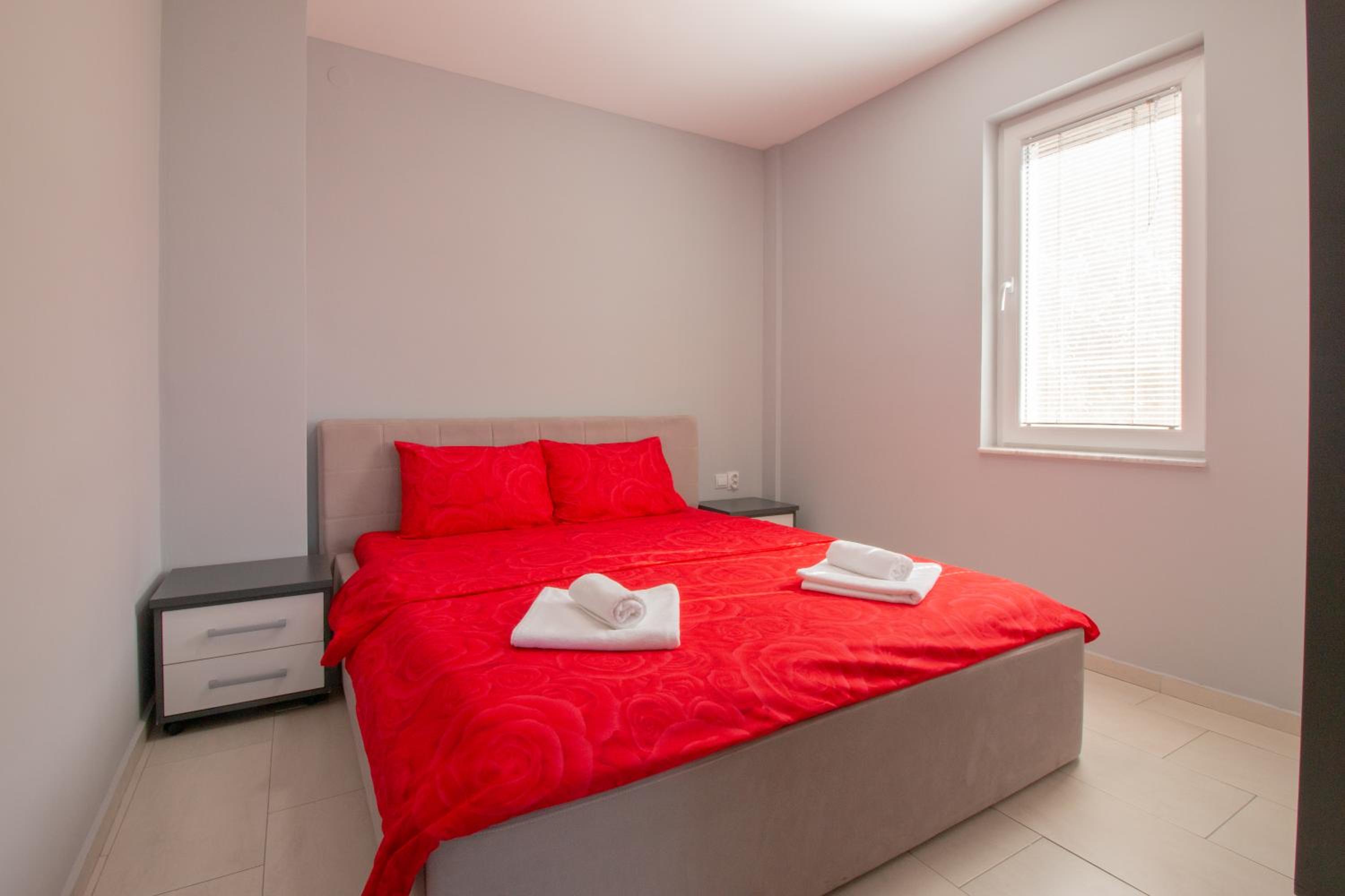 Deluxe Two-Bedroom Apartment with Balcony and Lake View - Photo 10