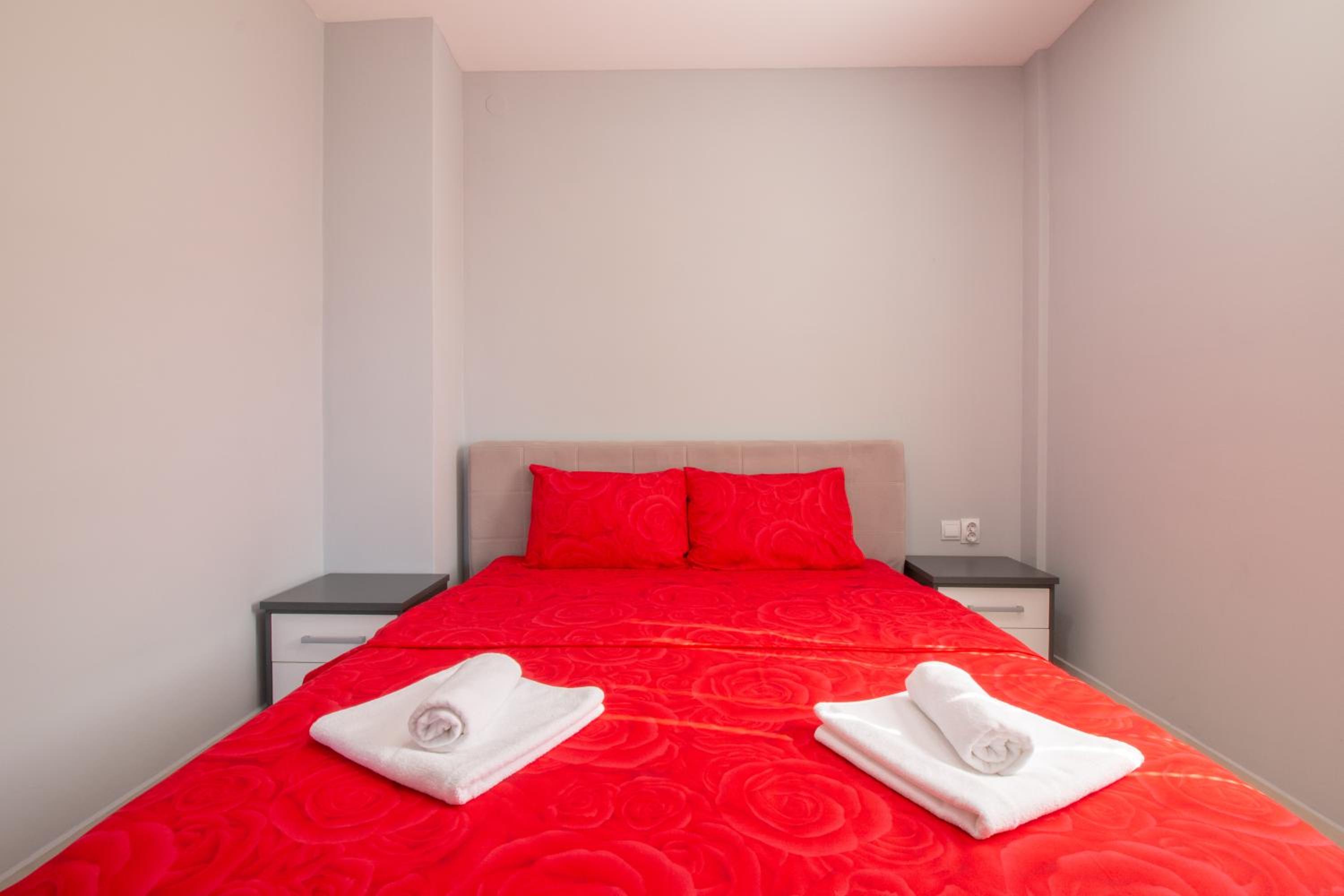 Deluxe Two-Bedroom Apartment with Balcony and Lake View - Photo 11