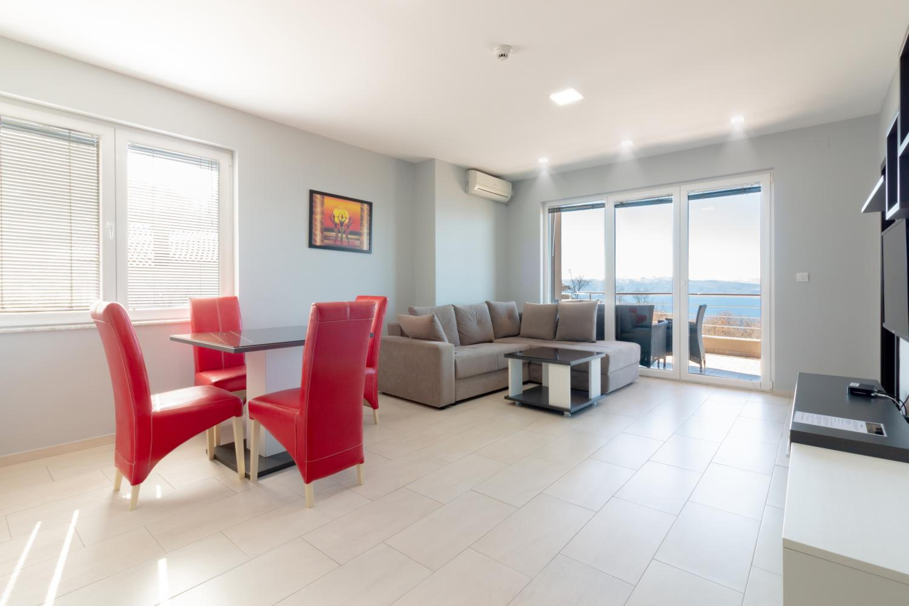 Deluxe Two-Bedroom Apartment with Balcony and Lake View - Photo 12