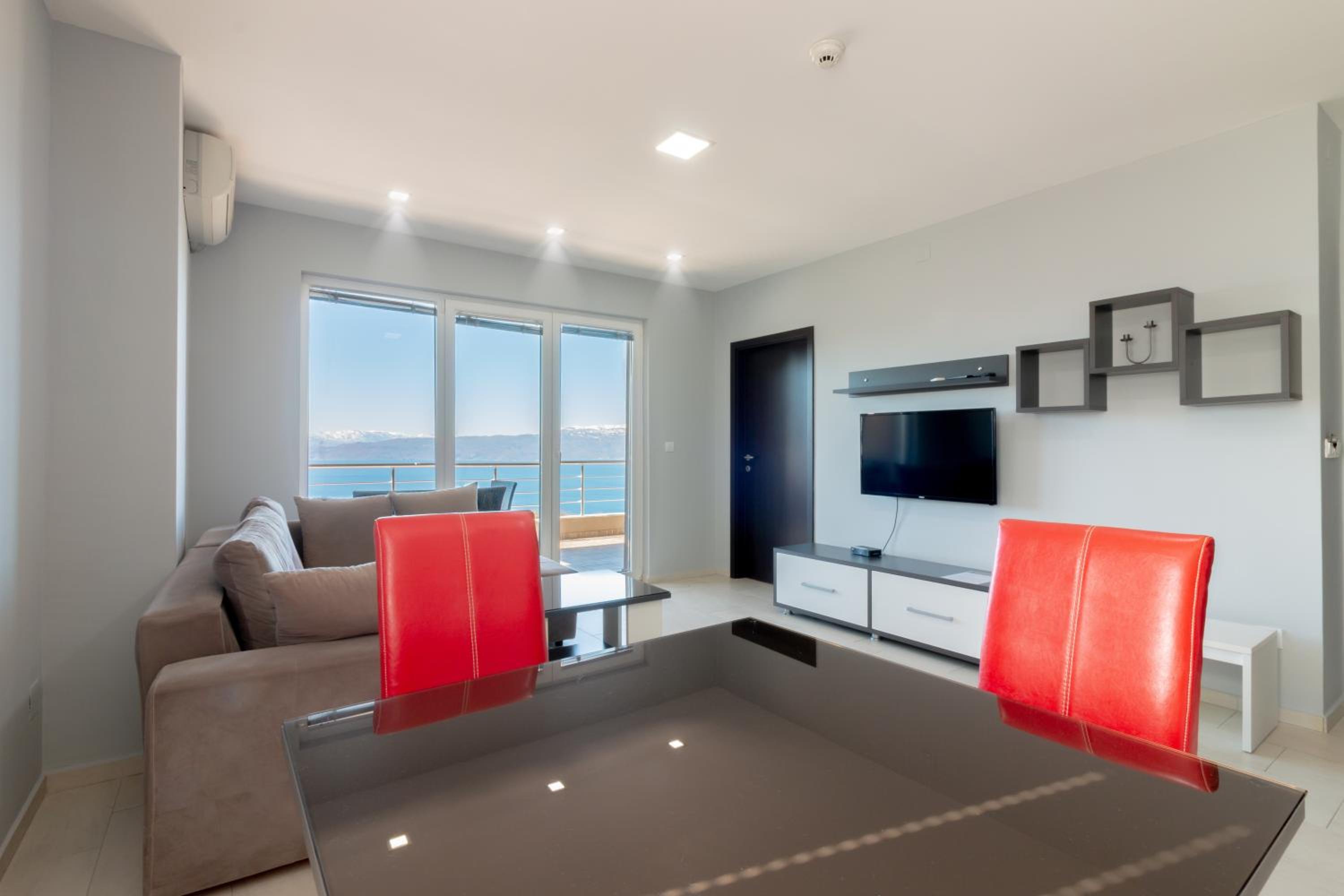 Deluxe Two-Bedroom Apartment with Balcony and Lake View - Photo 6