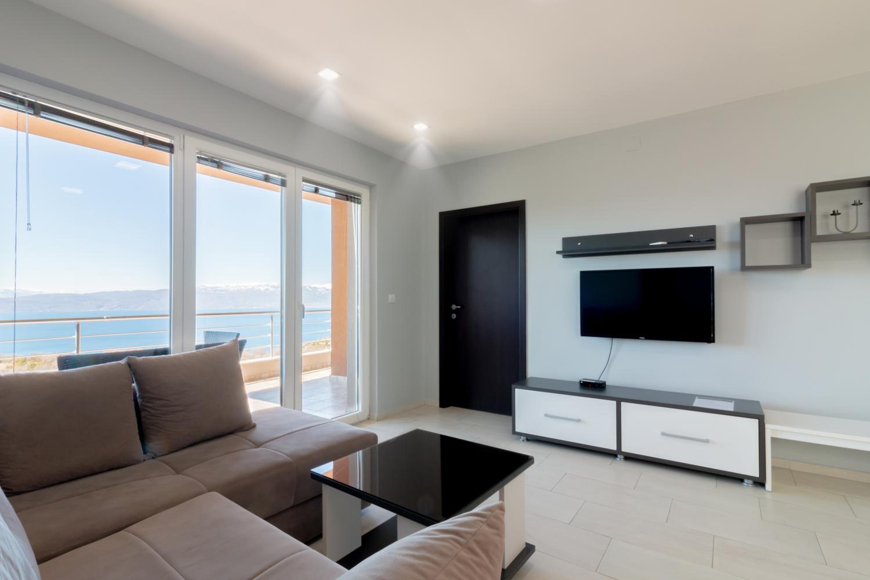 Deluxe Two-Bedroom Apartment with Balcony and Lake View - Photo 22