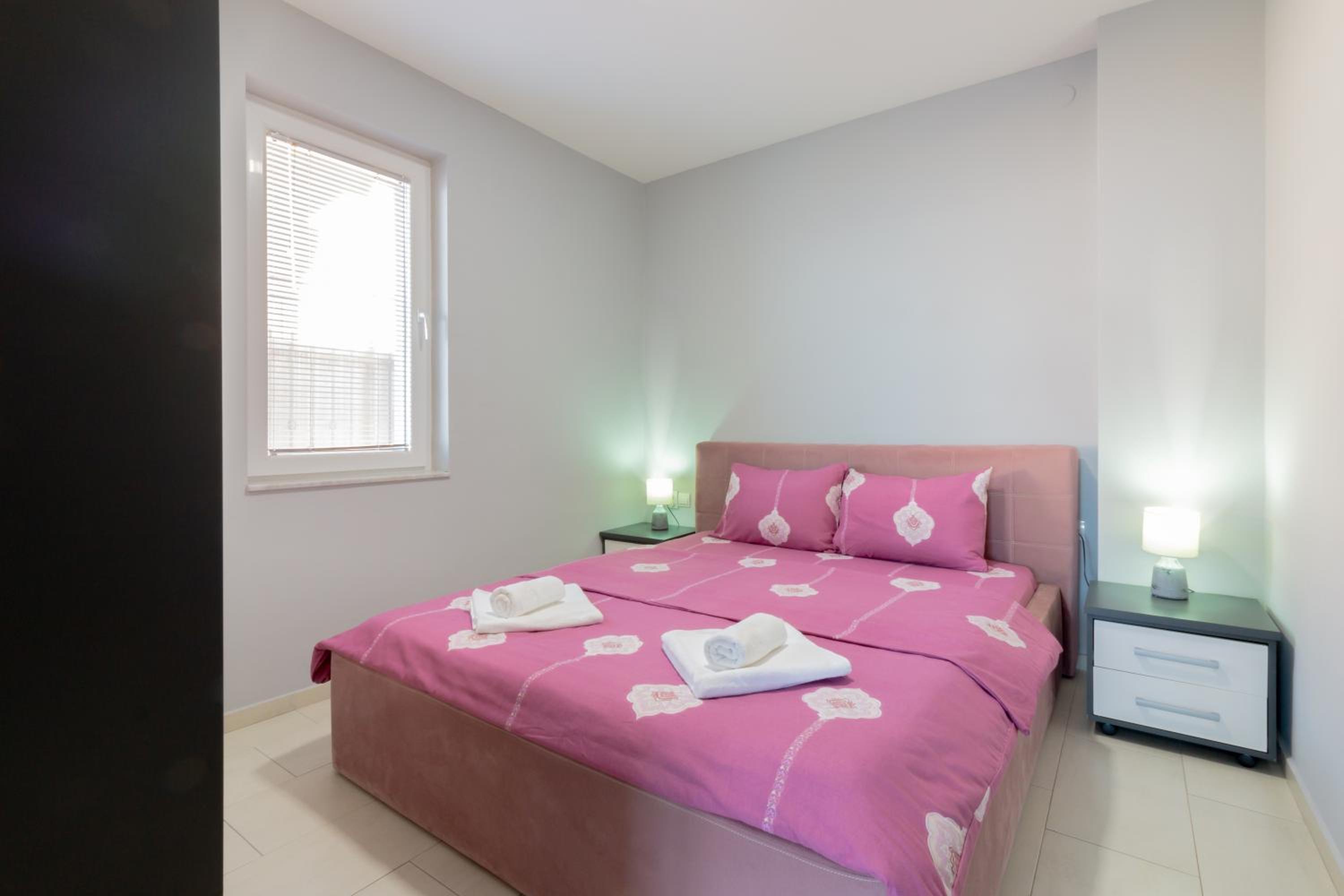 Deluxe Two-Bedroom Apartment with Balcony and Lake View - Photo 3