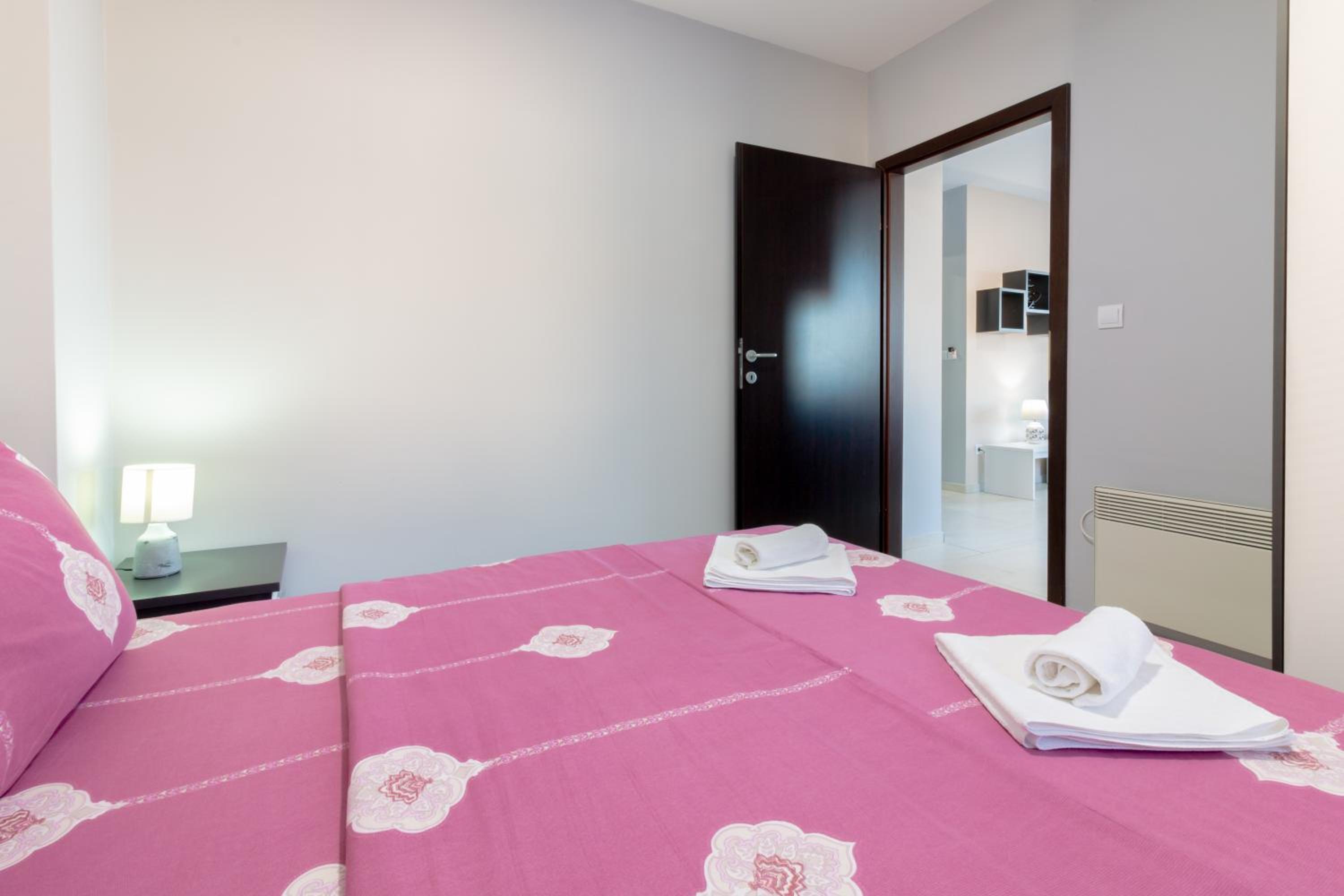 Deluxe Two-Bedroom Apartment with Balcony and Lake View - Photo 16