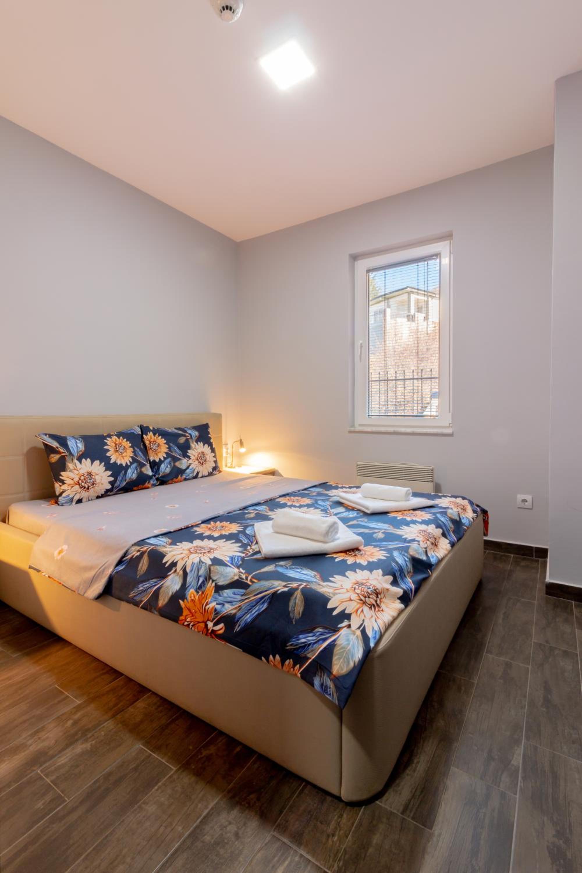One-Bedroom Apartment with Balcony and Lake View - Photo 7