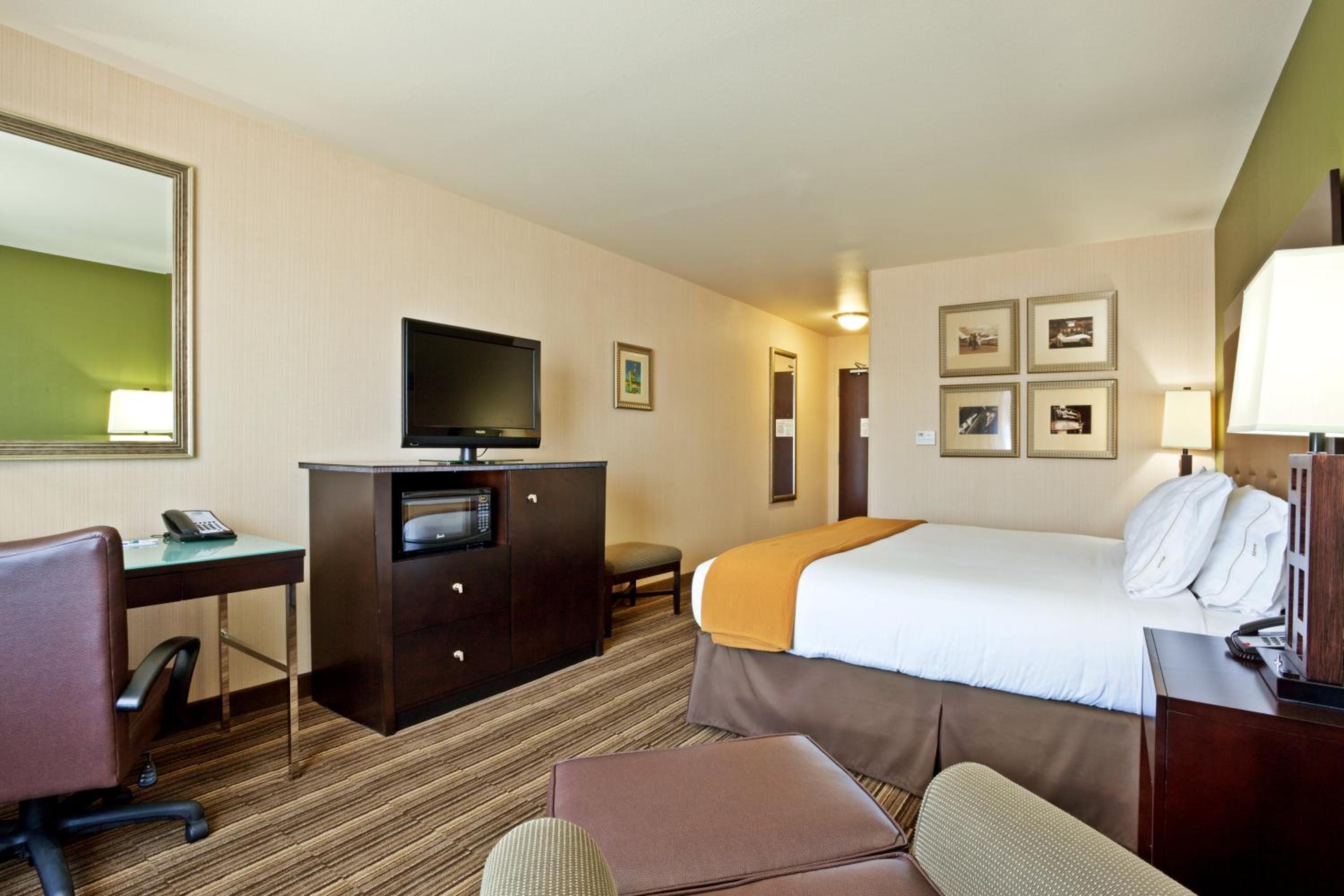 King Suite with Sofa Bed - Photo 4
