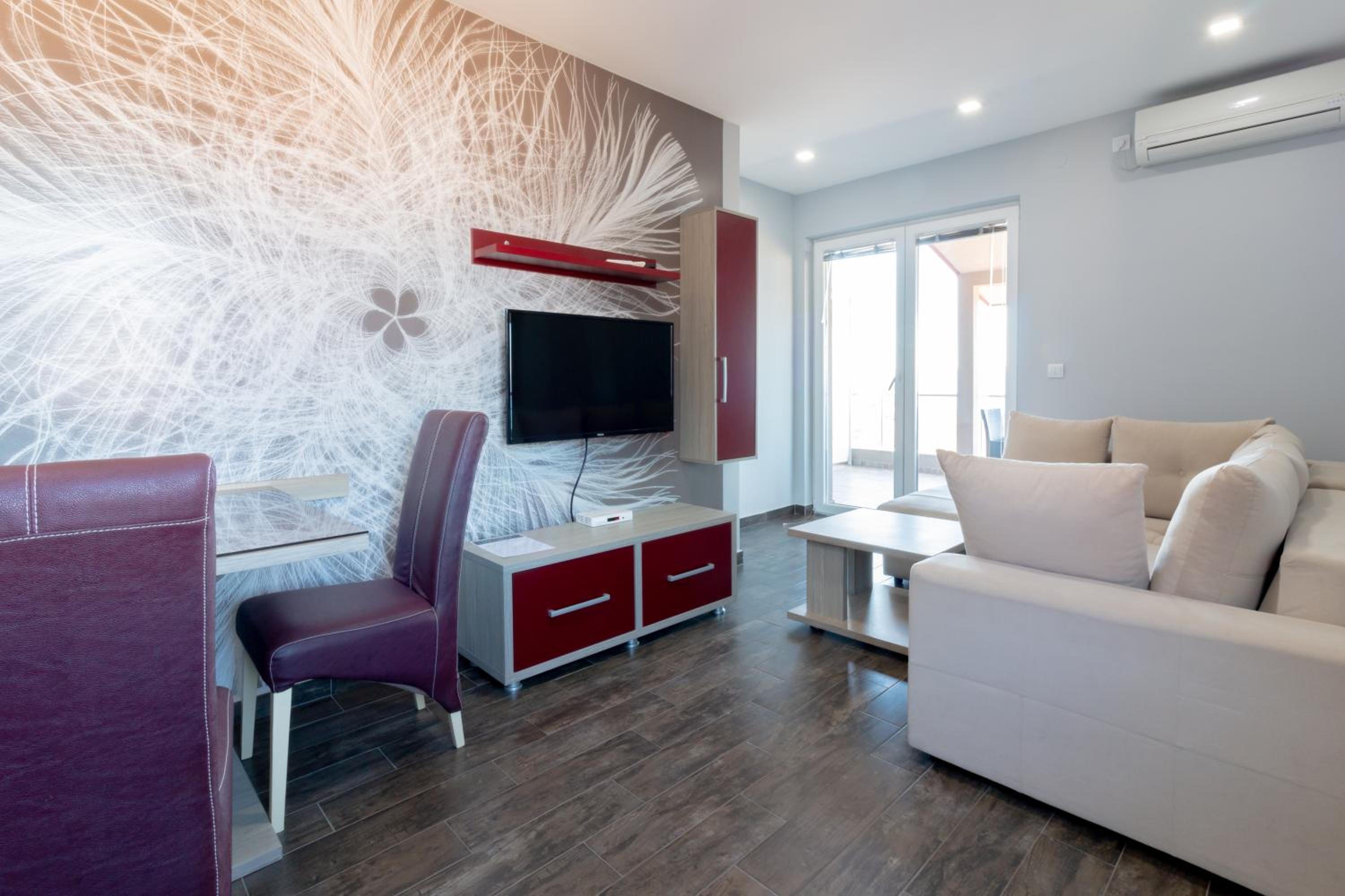 One-Bedroom Apartment with Balcony and Lake View - Photo 12