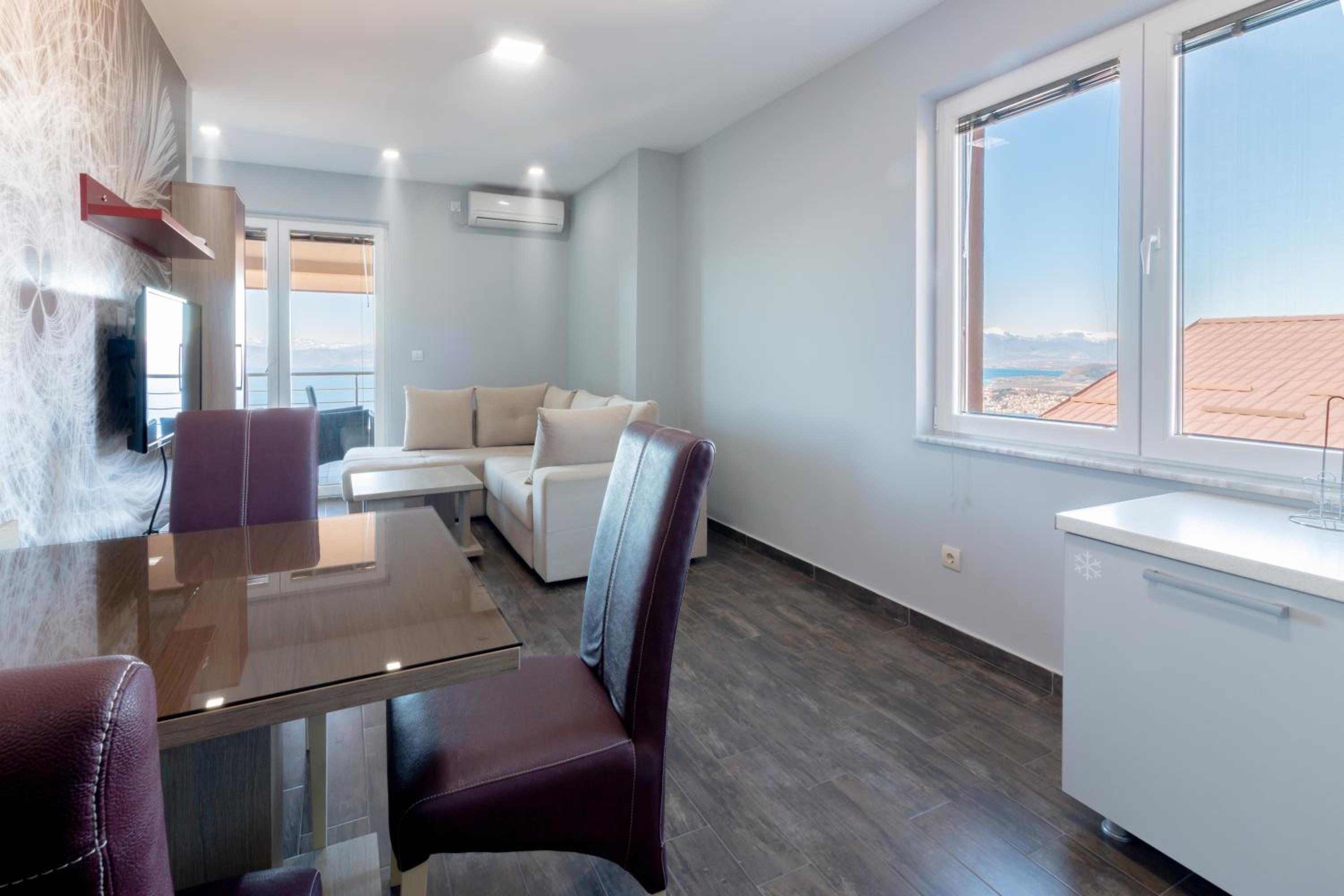 One-Bedroom Apartment with Balcony and Lake View - Photo 1