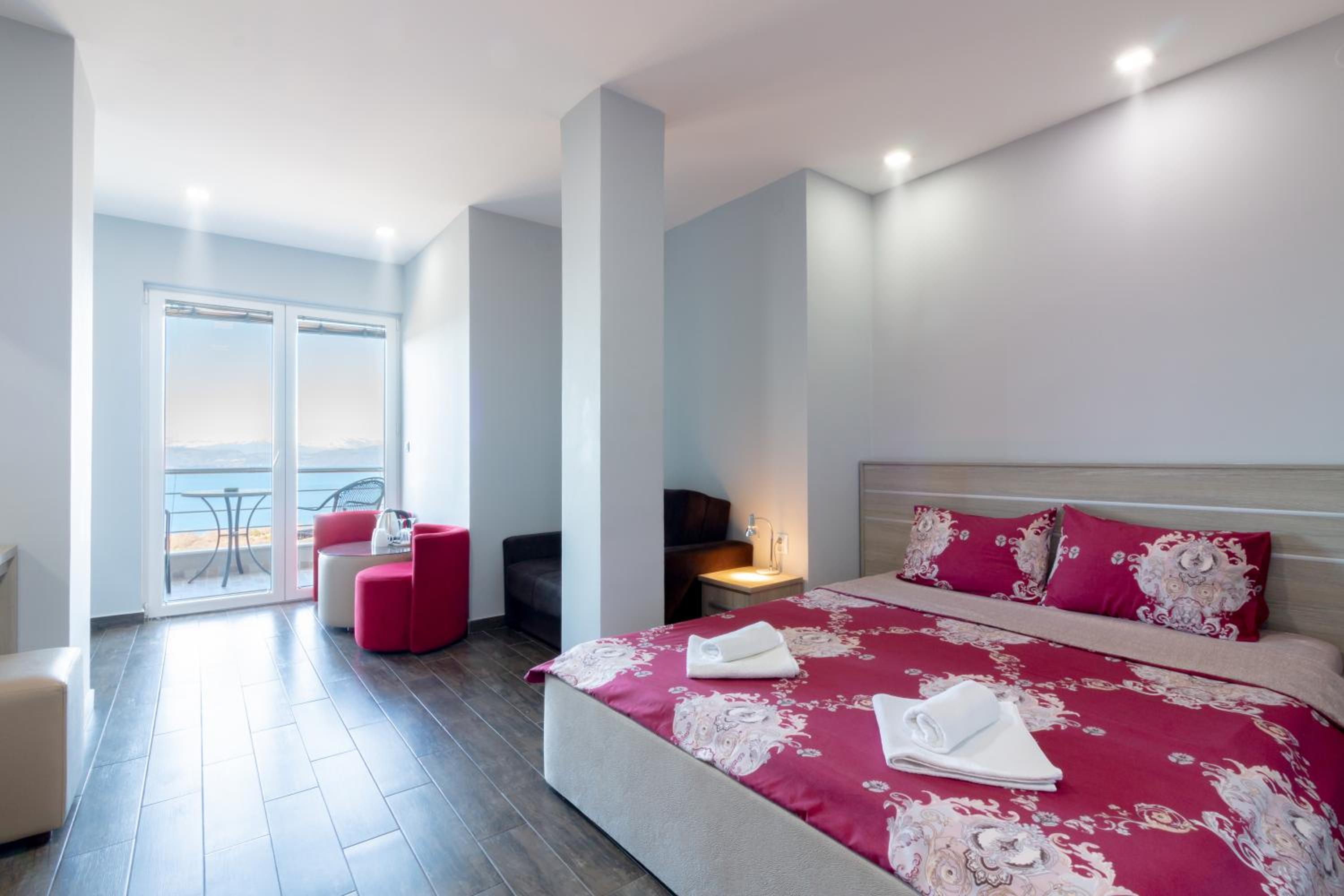 Triple Room with Balcony and Lake View - Photo 7