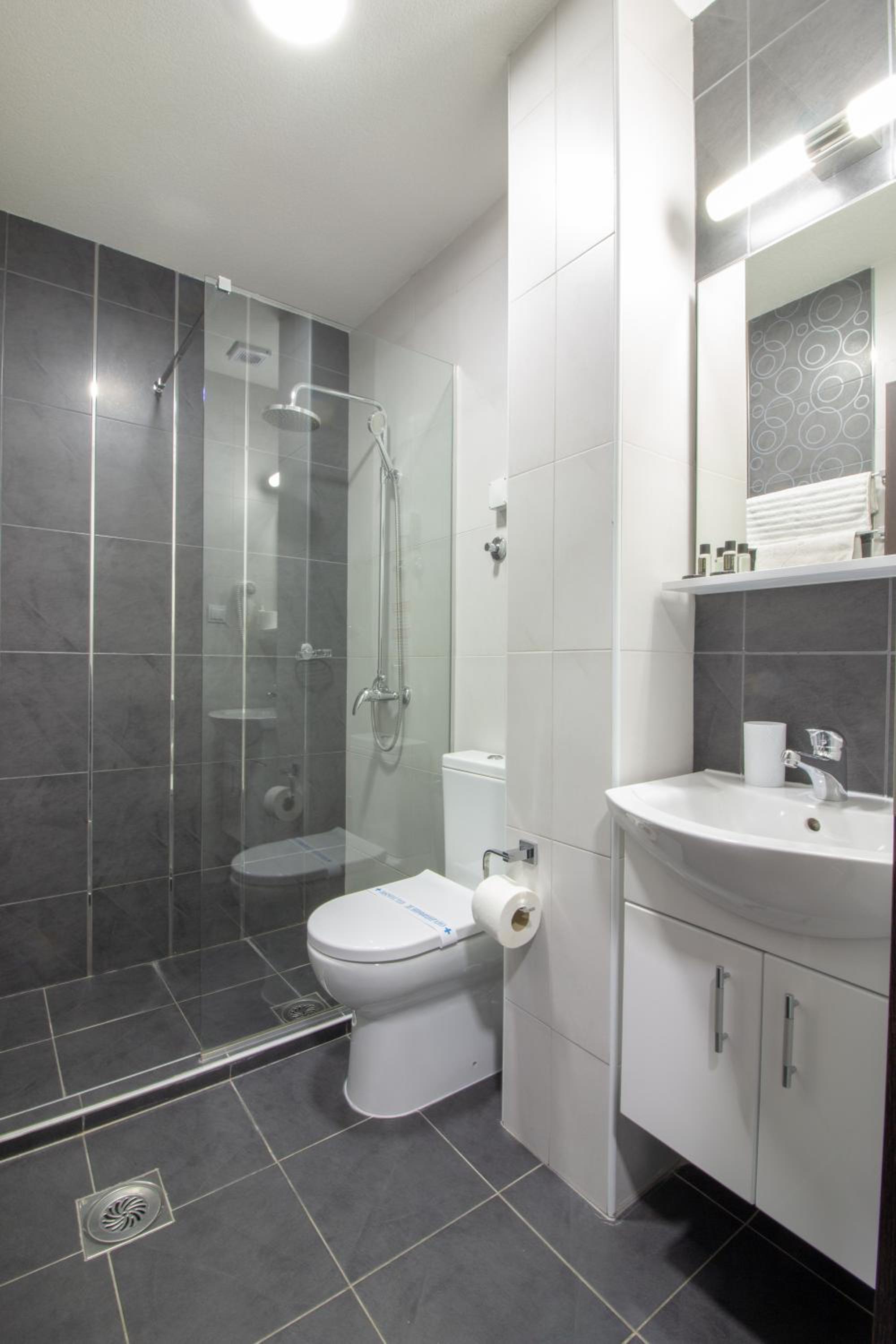 Triple Room with Balcony and Lake View - Photo 11