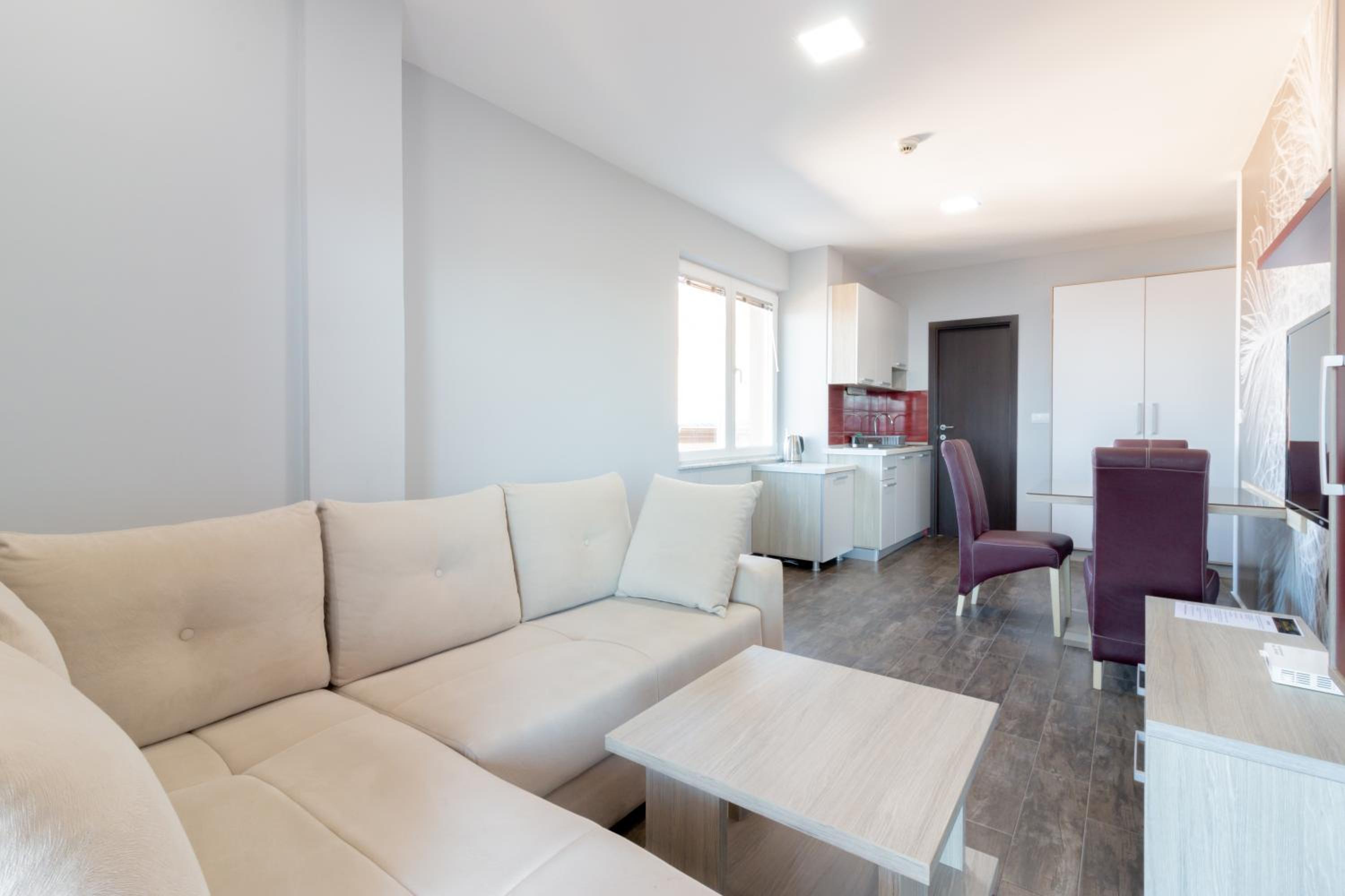 One-Bedroom Apartment with Balcony and Lake View - Photo 6