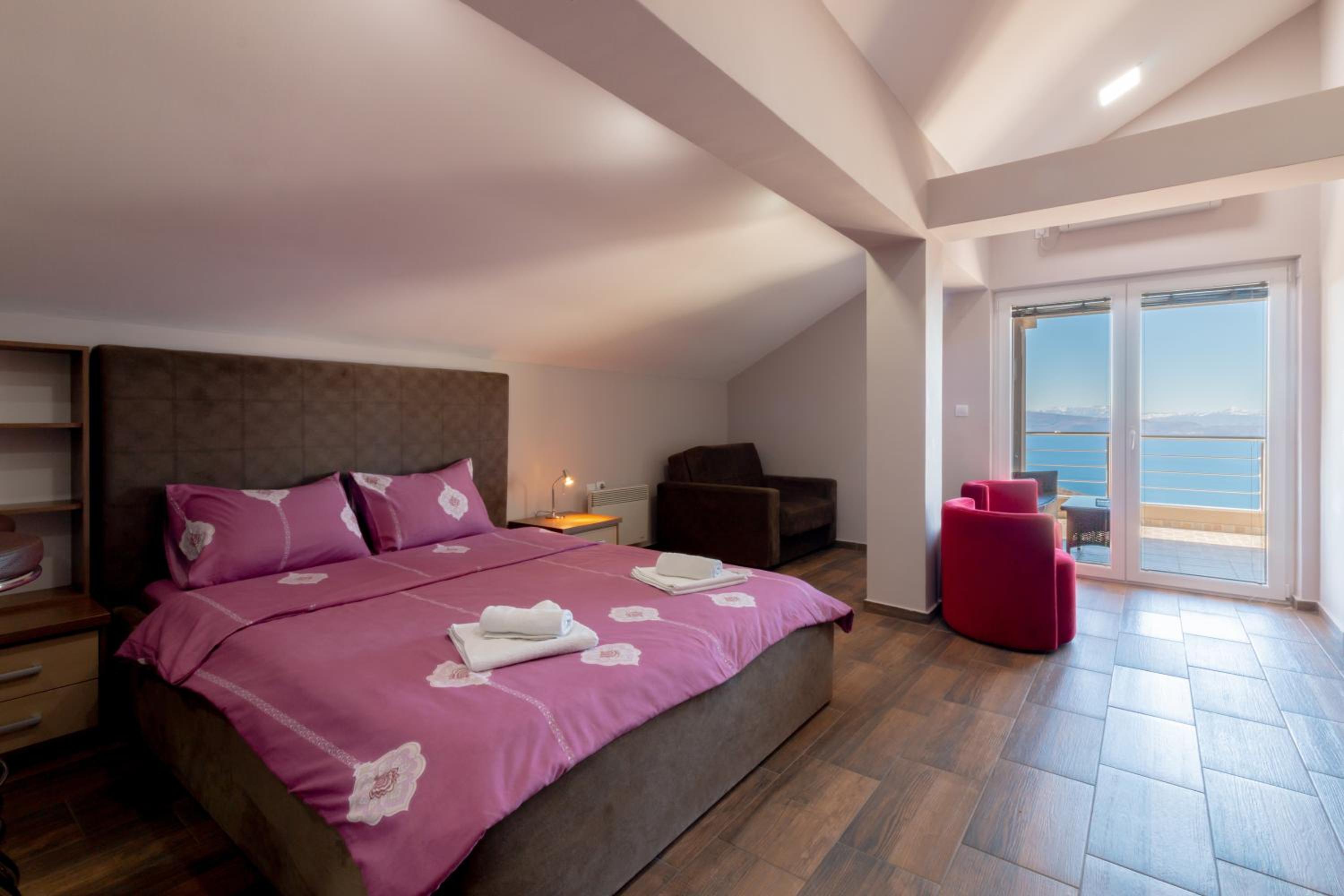 Superior Studio with Balcony and Lake View - Photo 8