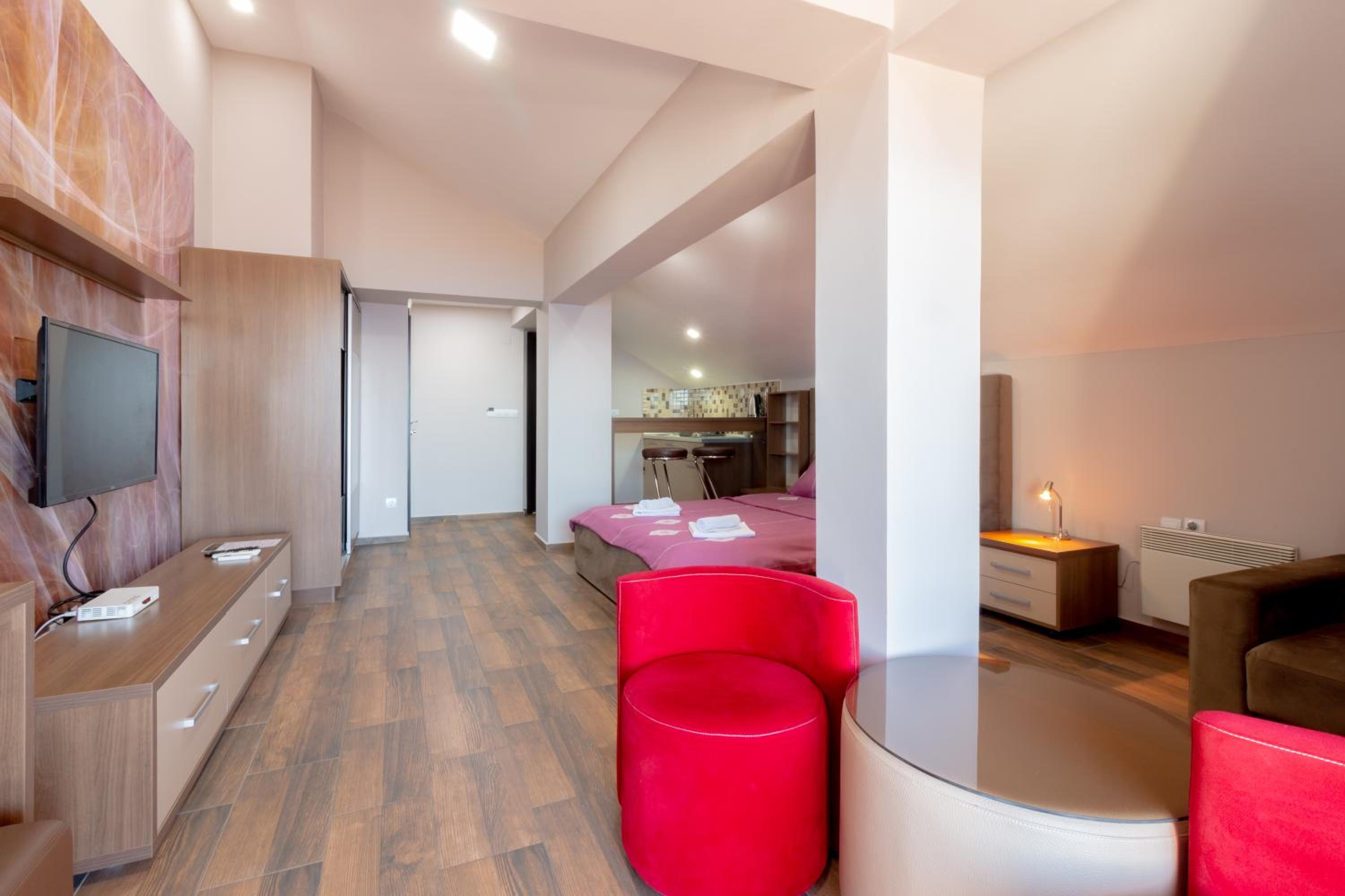 Superior Studio with Balcony and Lake View - Photo 9