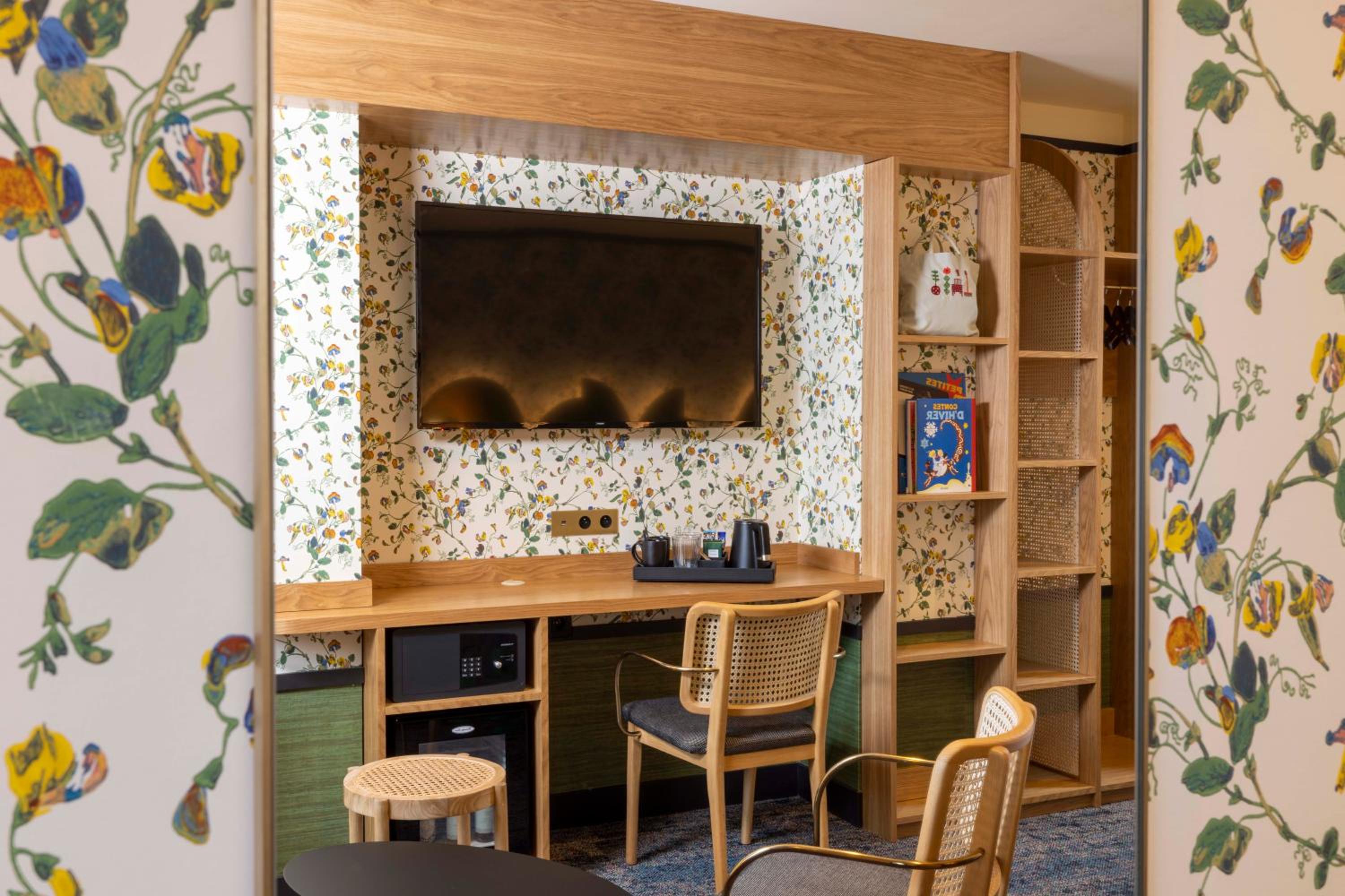 Junior King Suite with Sofa Bed photo 3