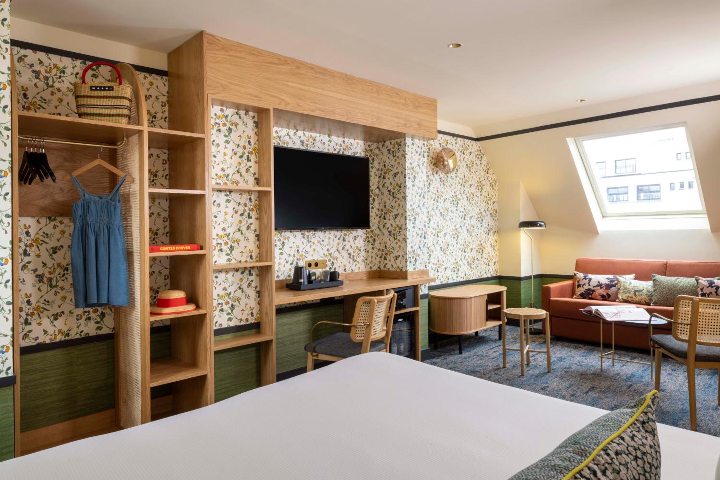 Junior King Suite with Sofa Bed photo 1