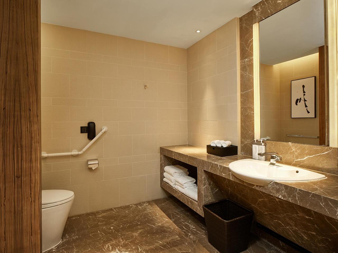 Standard King Room - Accessible - Photo 2