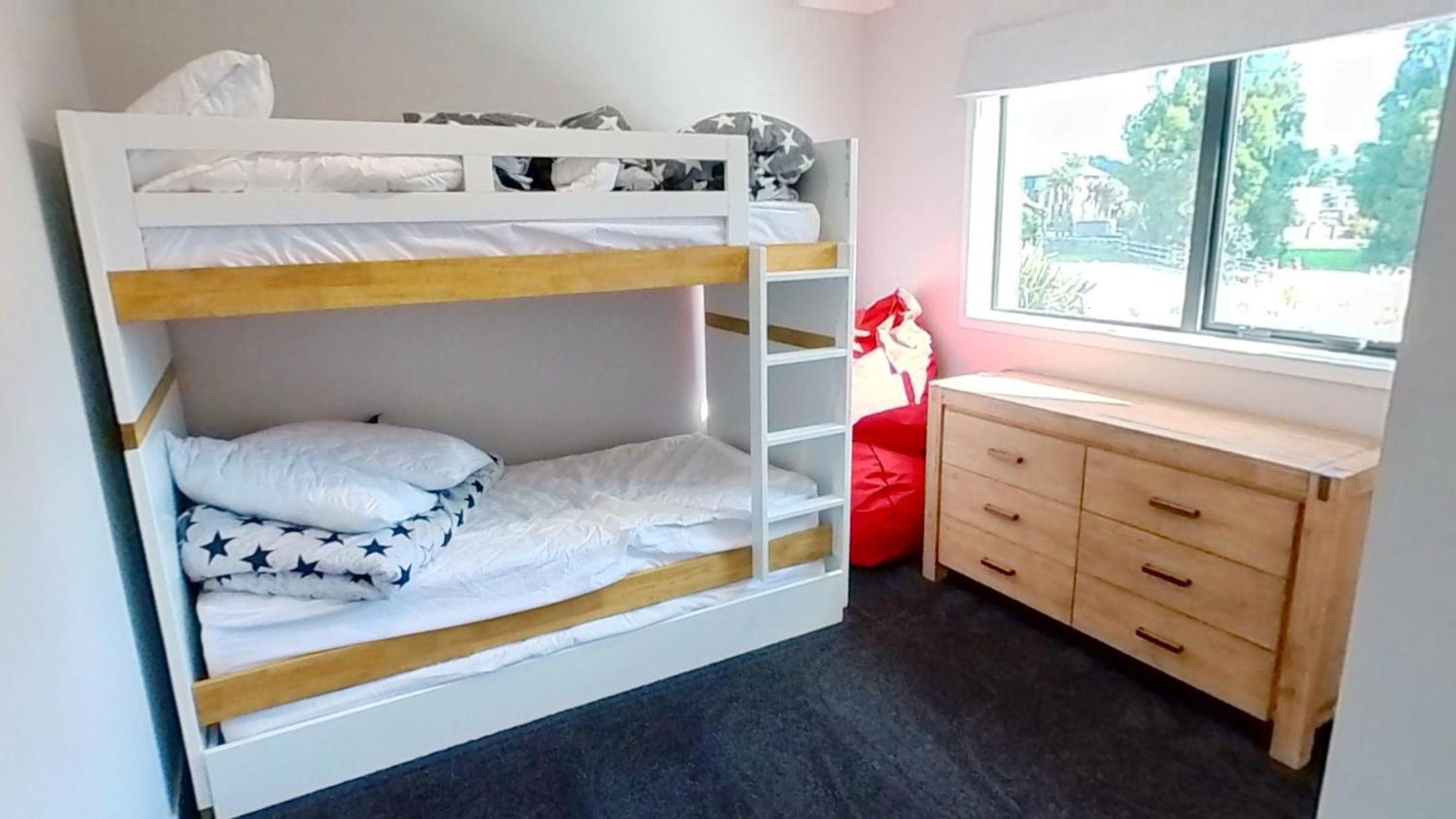 Five-Bedroom House photo 1