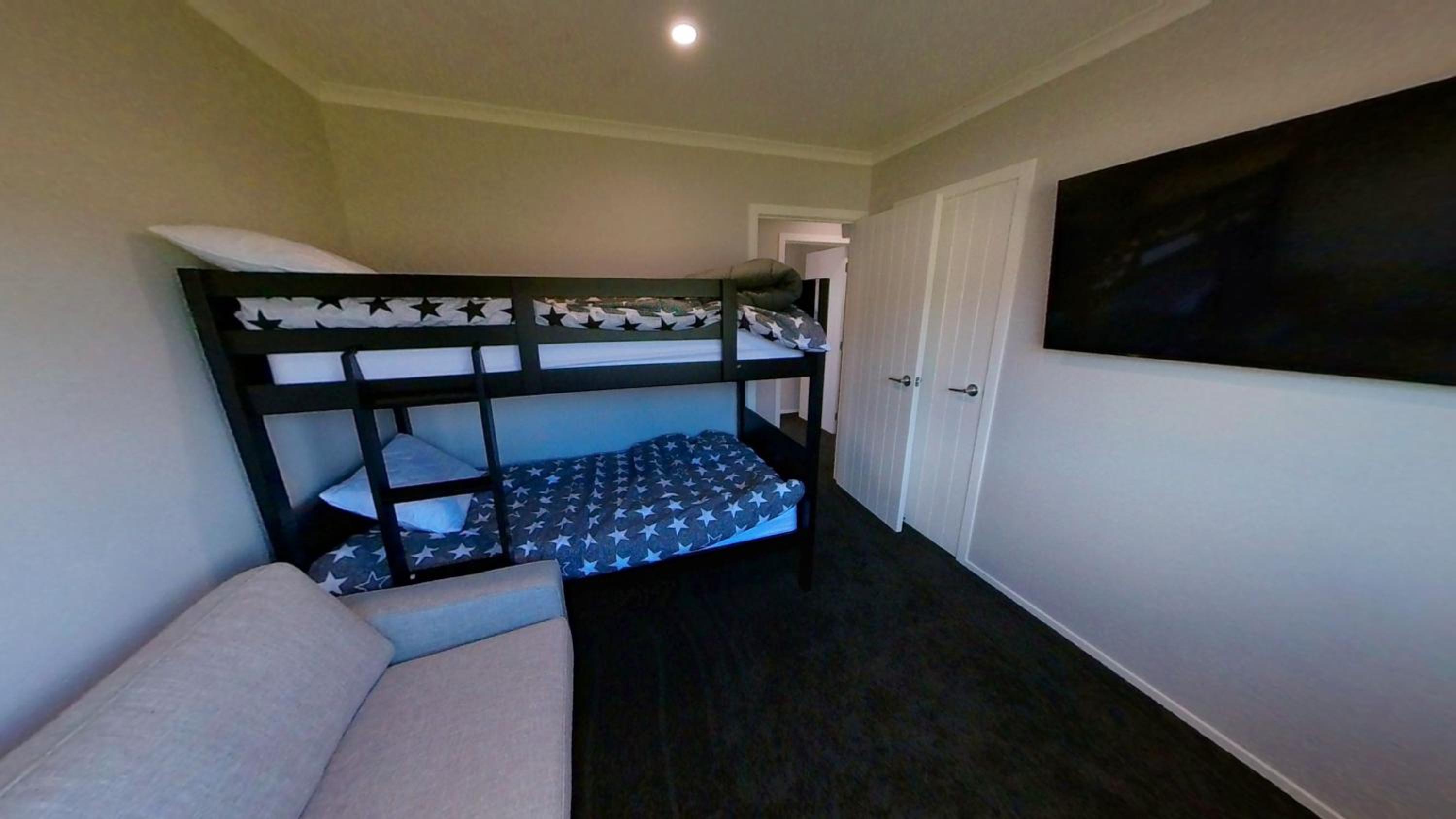 Five-Bedroom House photo 2