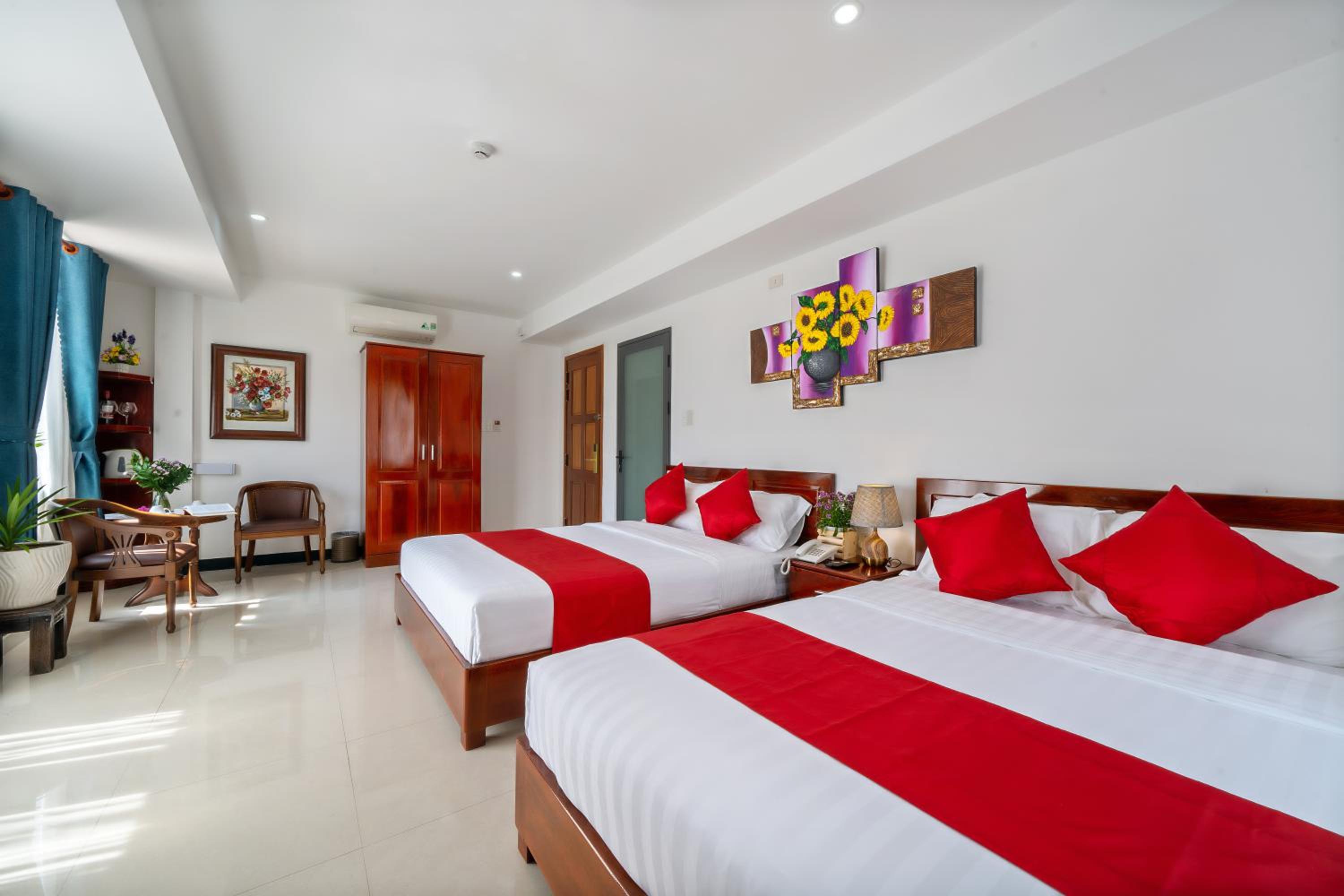 Family Room with Balcony - Photo 6