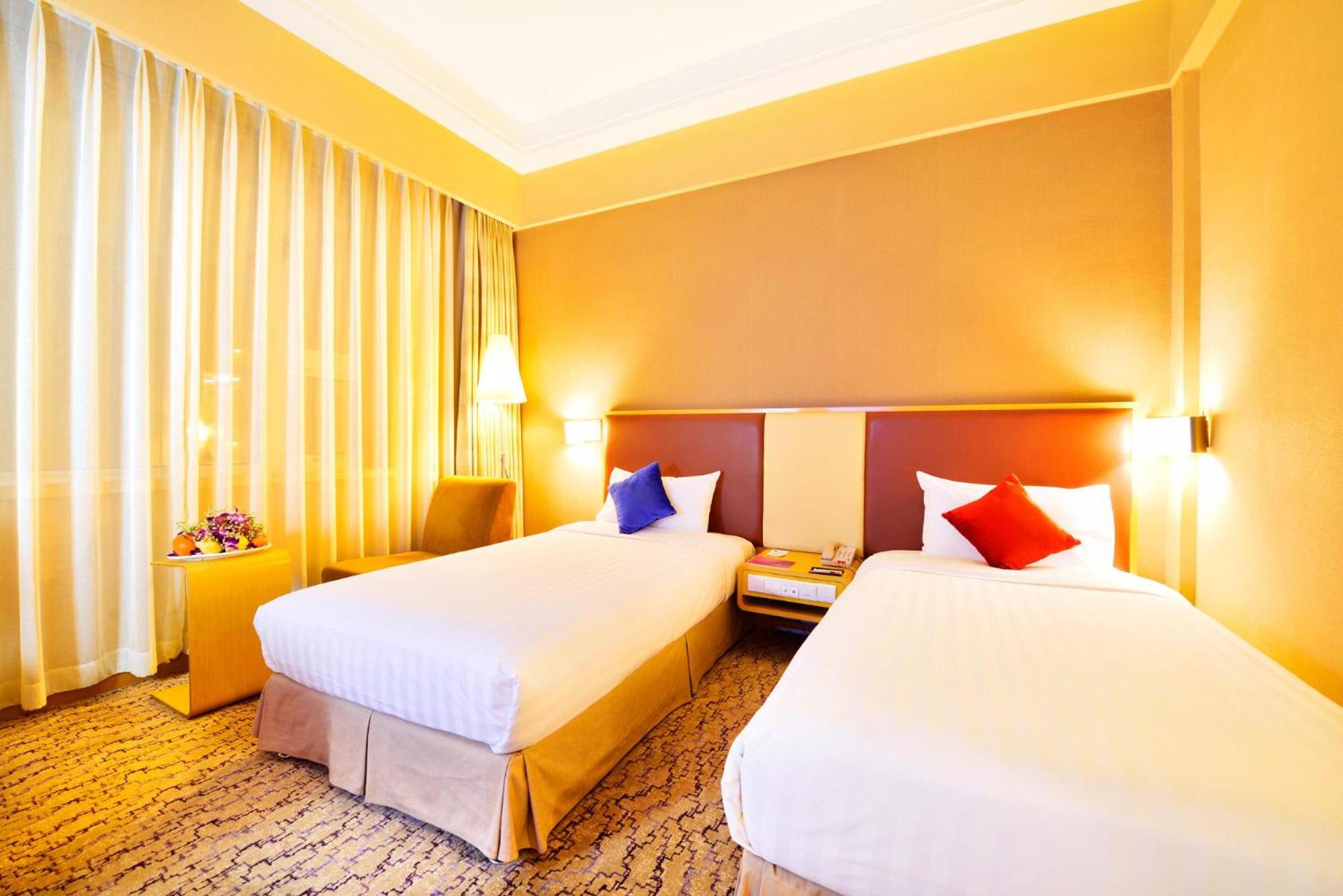 Standard Twin Room with Indoor Window photo 2