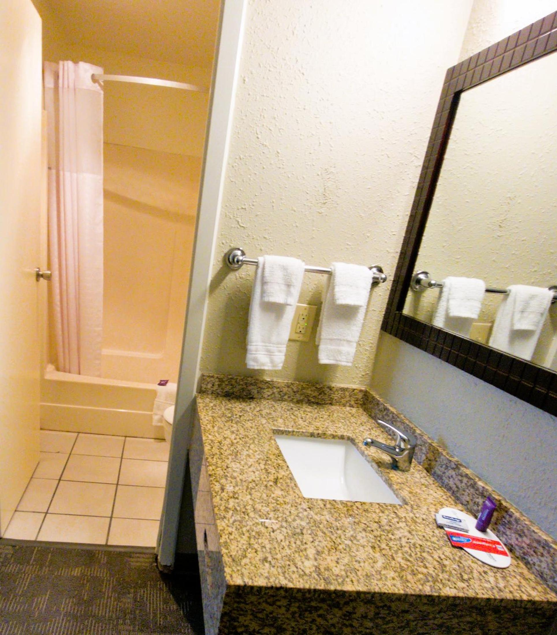 Quadruple Room with Private Bathroom - Photo 11