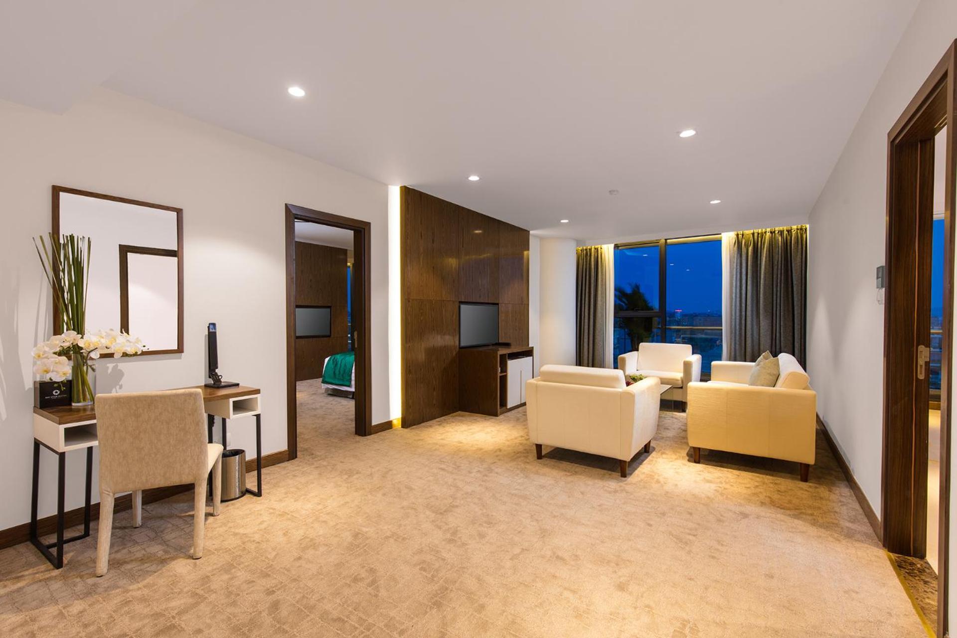 Executive Suite - Photo 2
