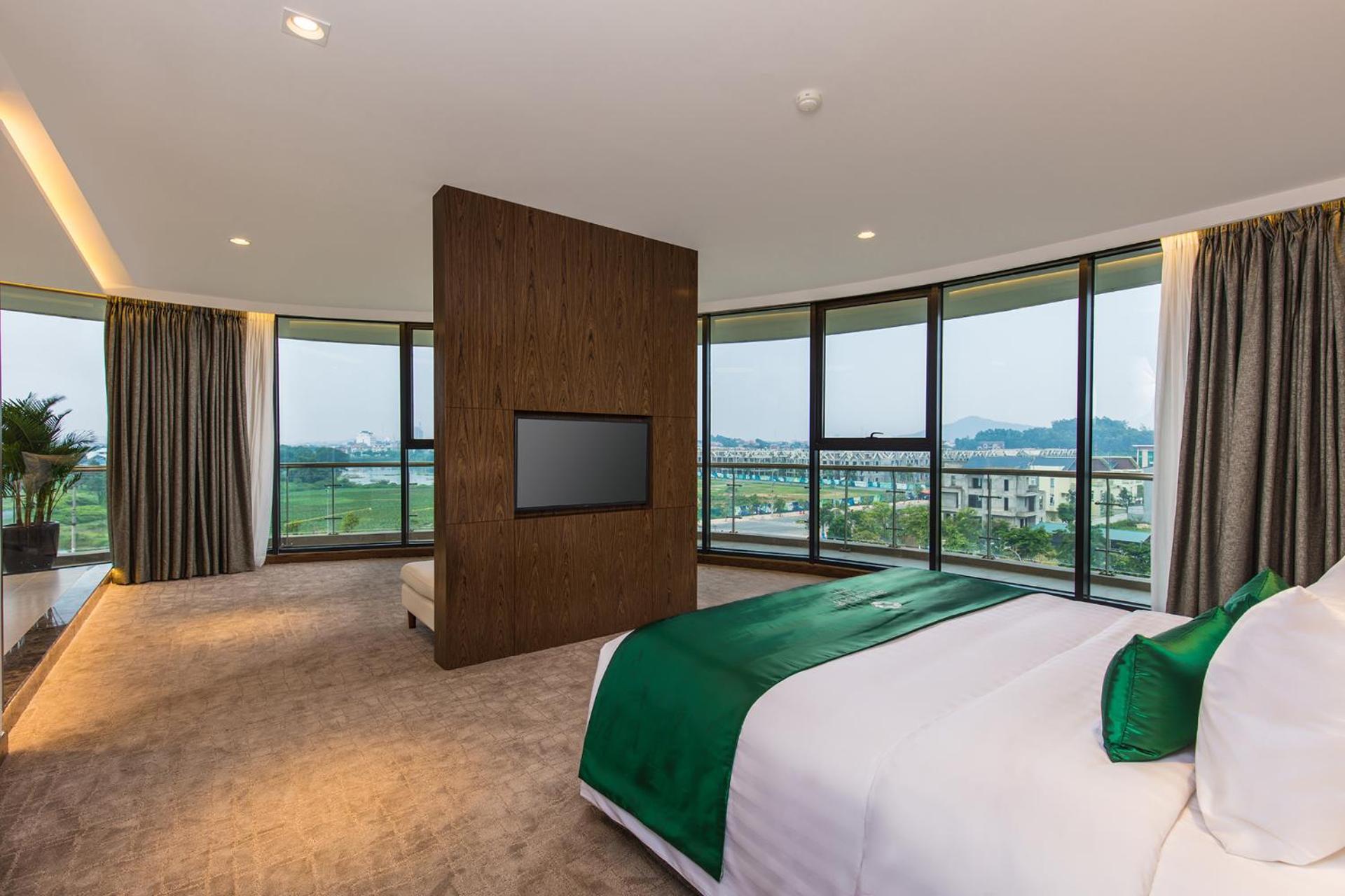 Executive Suite - Photo 1