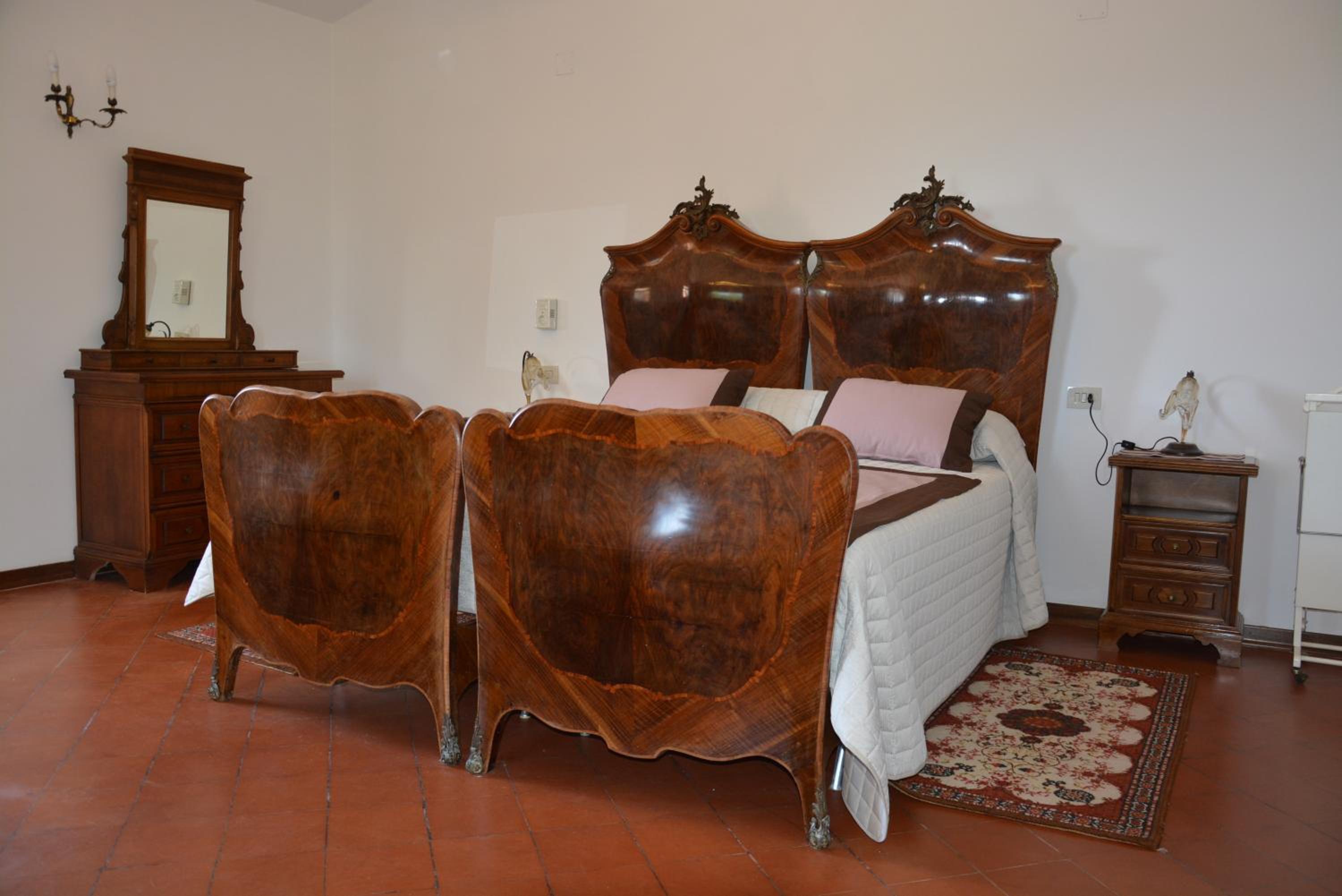 Executive Suite - Photo 2
