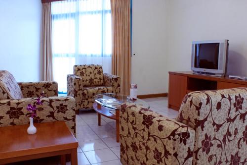 Executive Two-Bedroom Apartment - Photo 3
