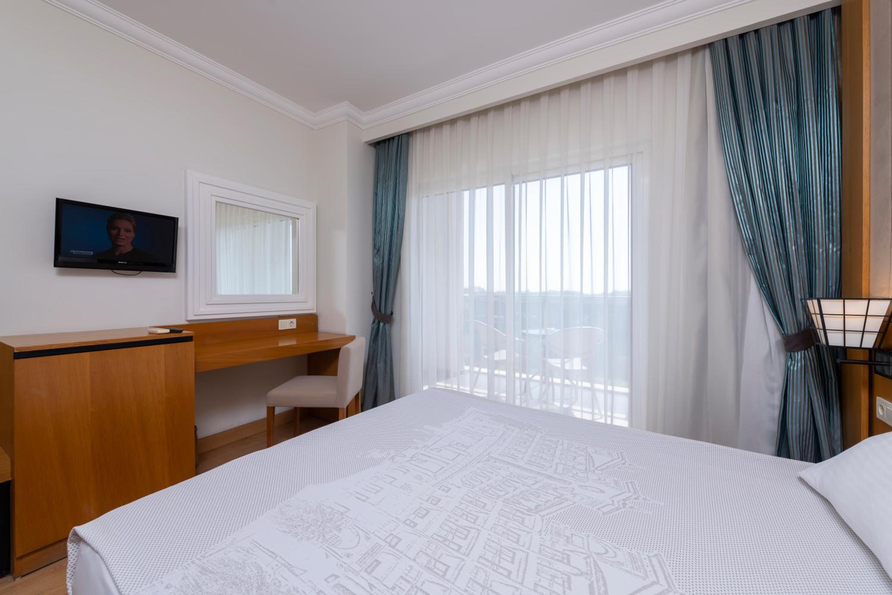 Double Room with Pool View photo 3