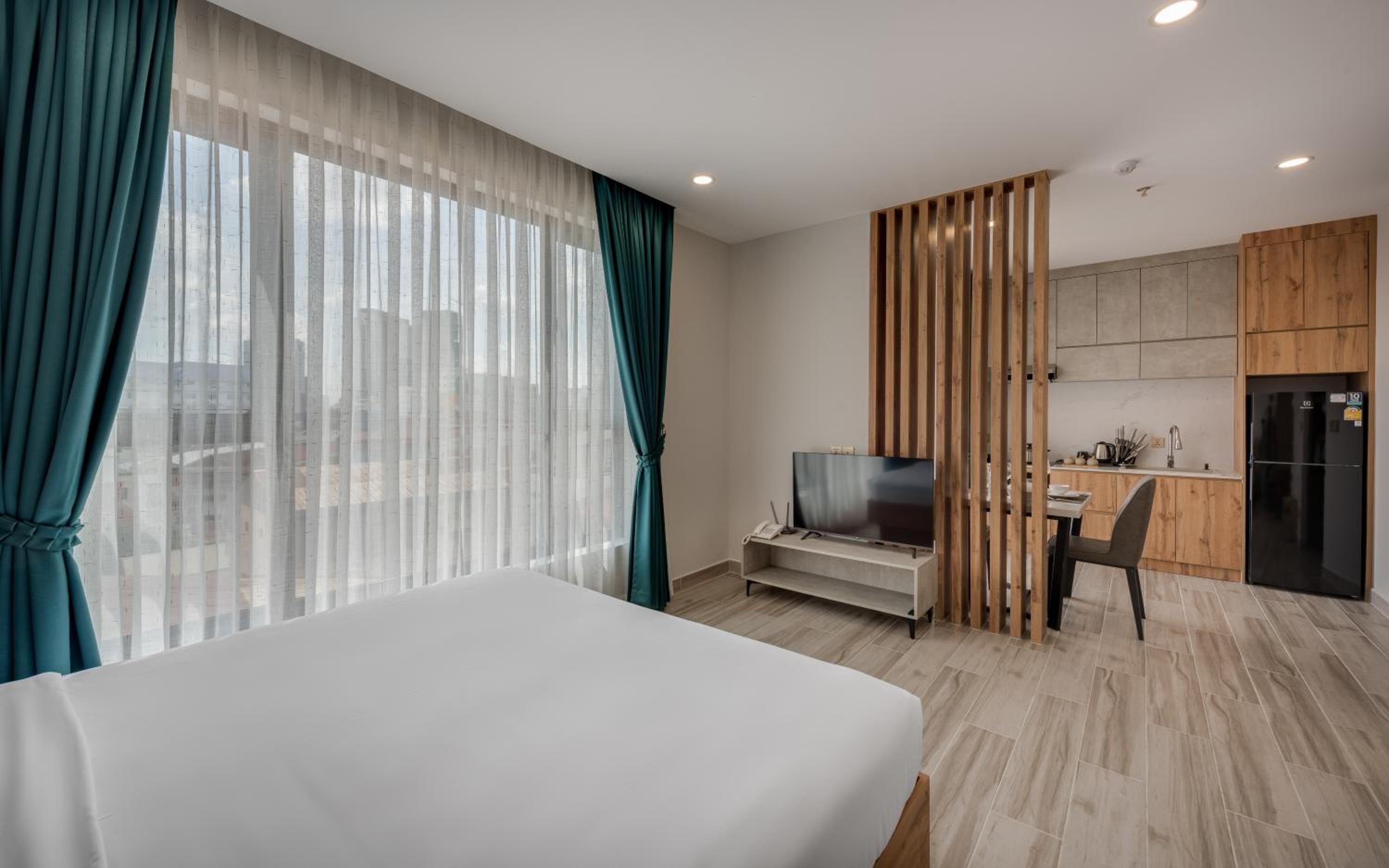 Studio Apartment with Balcony - Photo 5