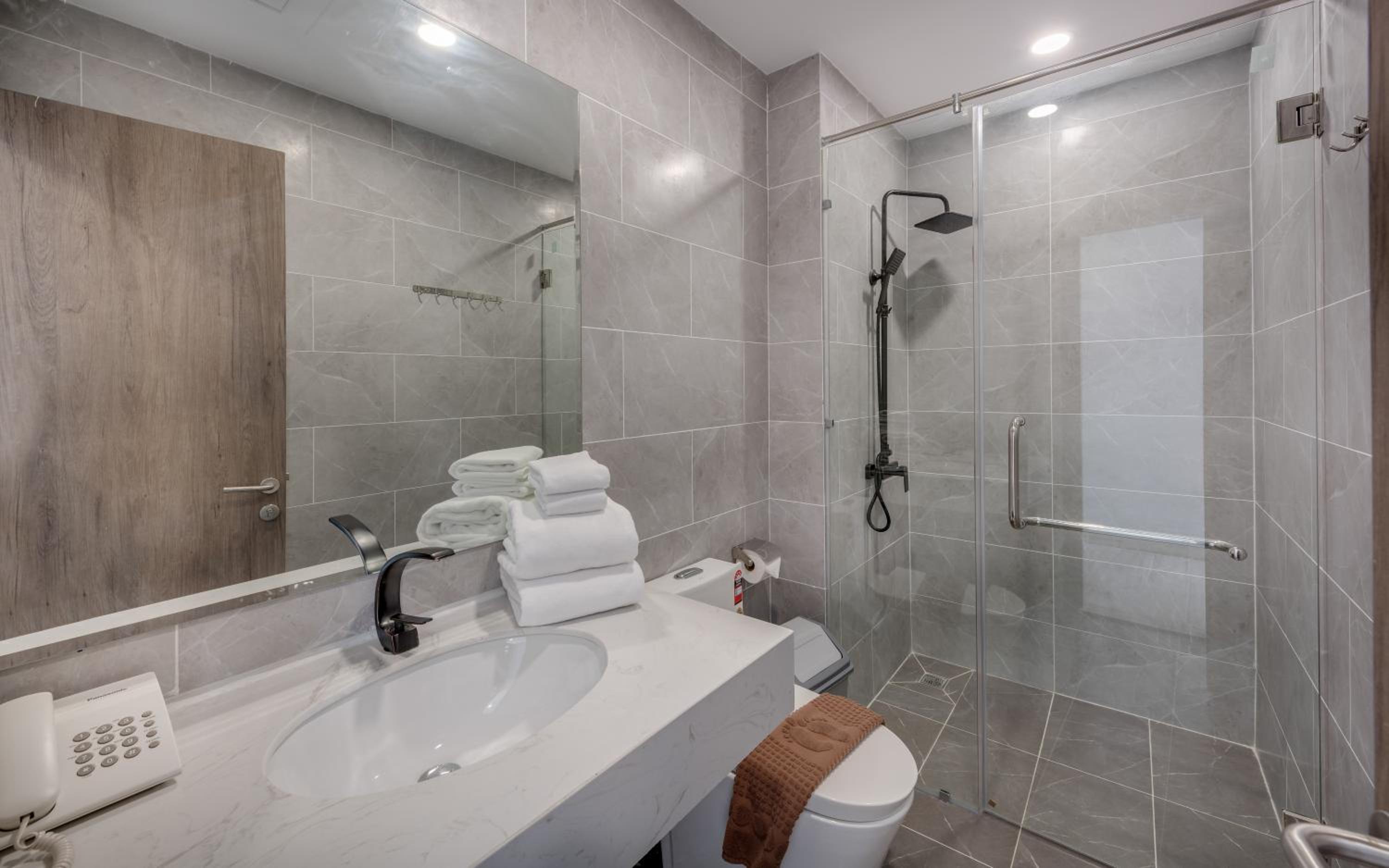Studio Apartment with Balcony - Photo 9