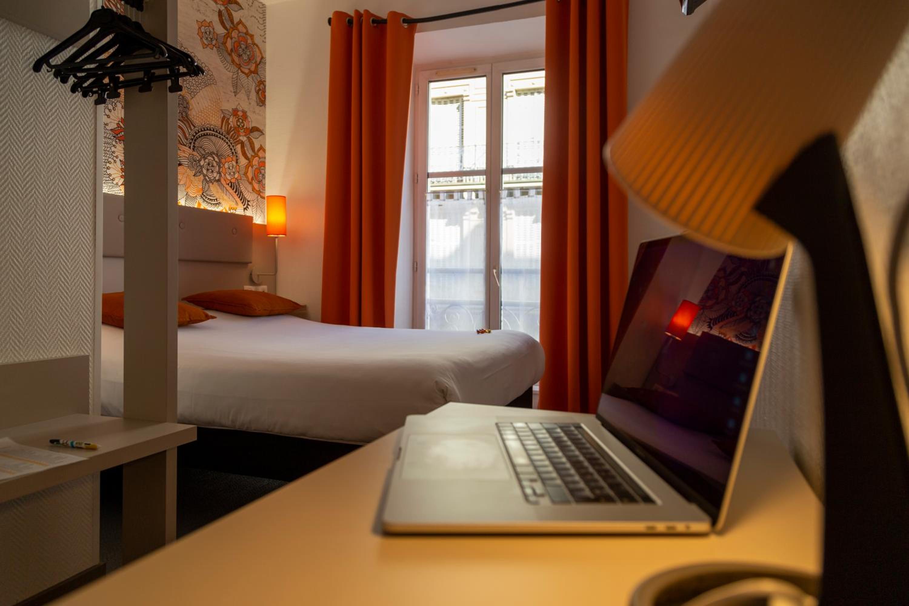 Standard Double Room - Photo 12