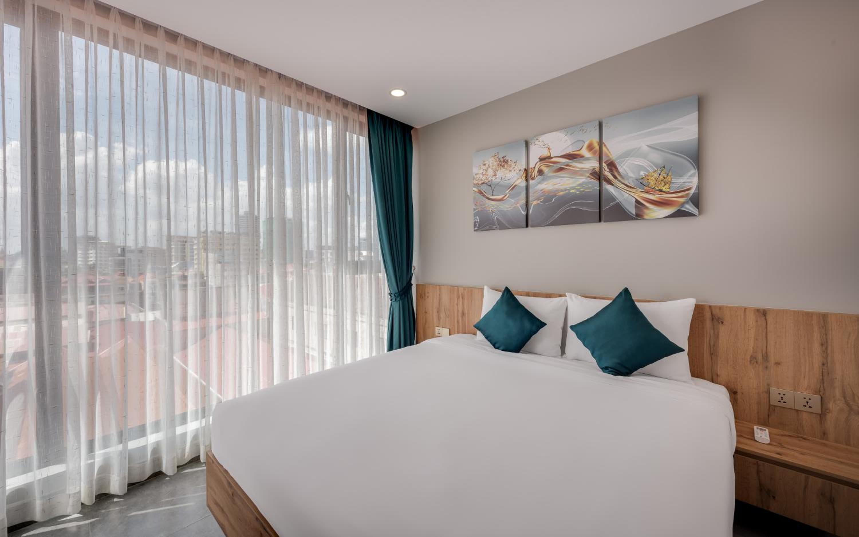 One-Bedroom Apartment with Balcony - Photo 5