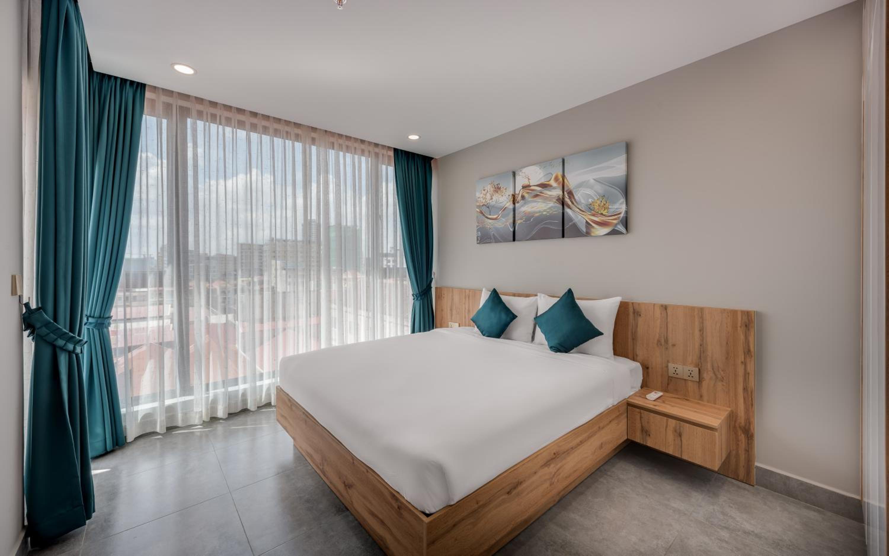 One-Bedroom Apartment with Balcony - Photo 4