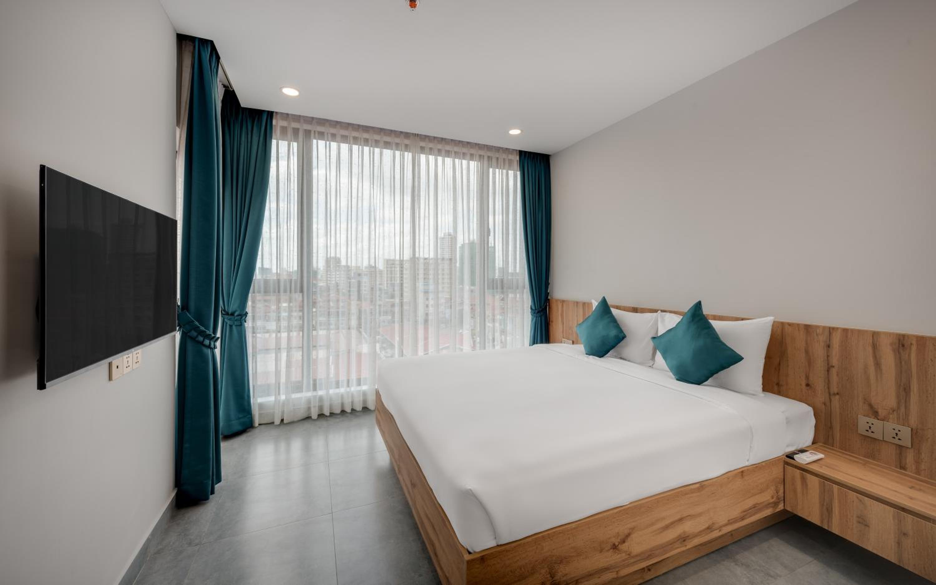 Two-Bedroom Apartment with Balcony - Photo 4