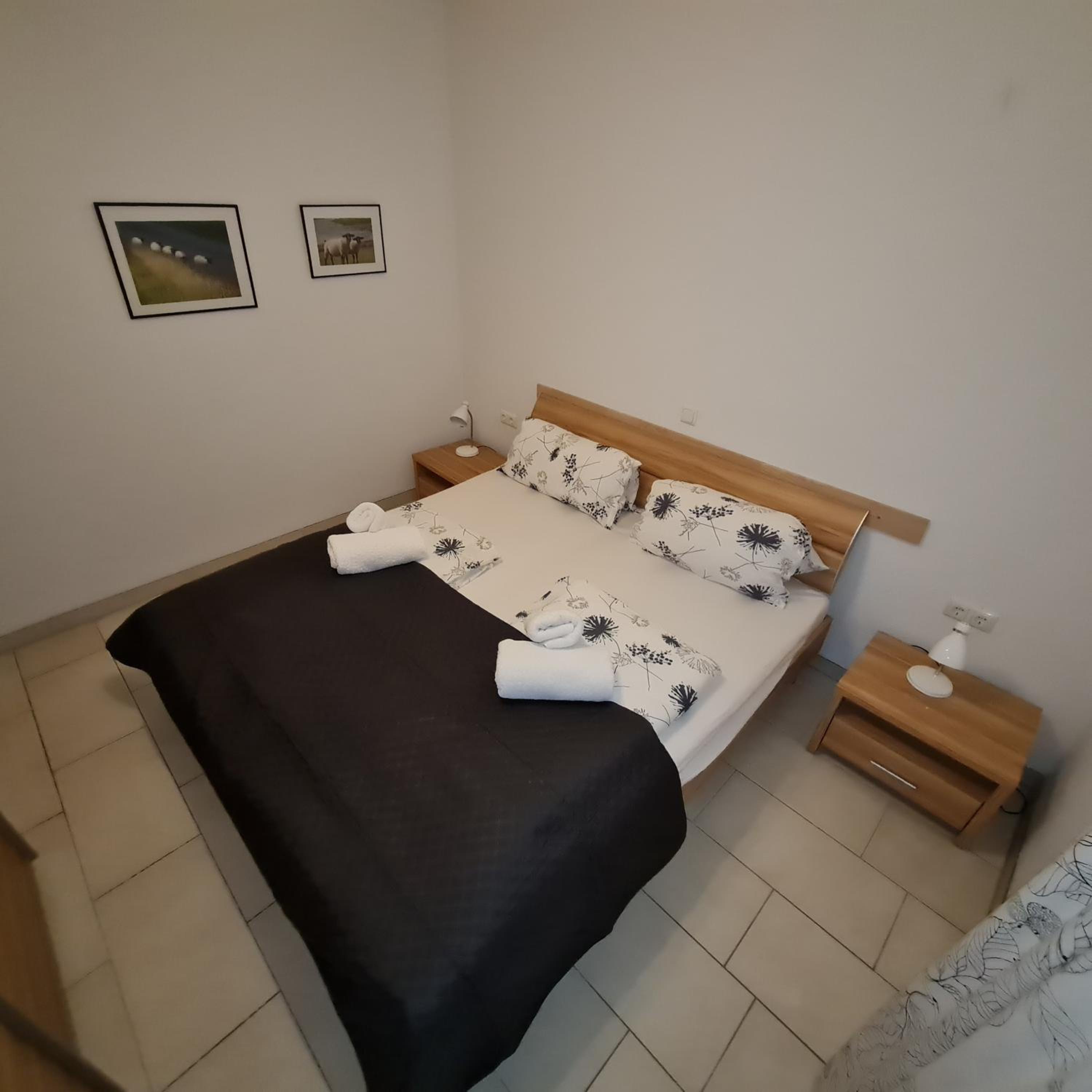One-Bedroom Apartment - Photo 2