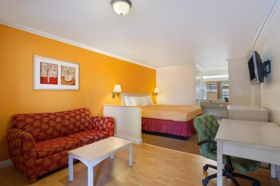 King Room - Non-Smoking - Photo 1