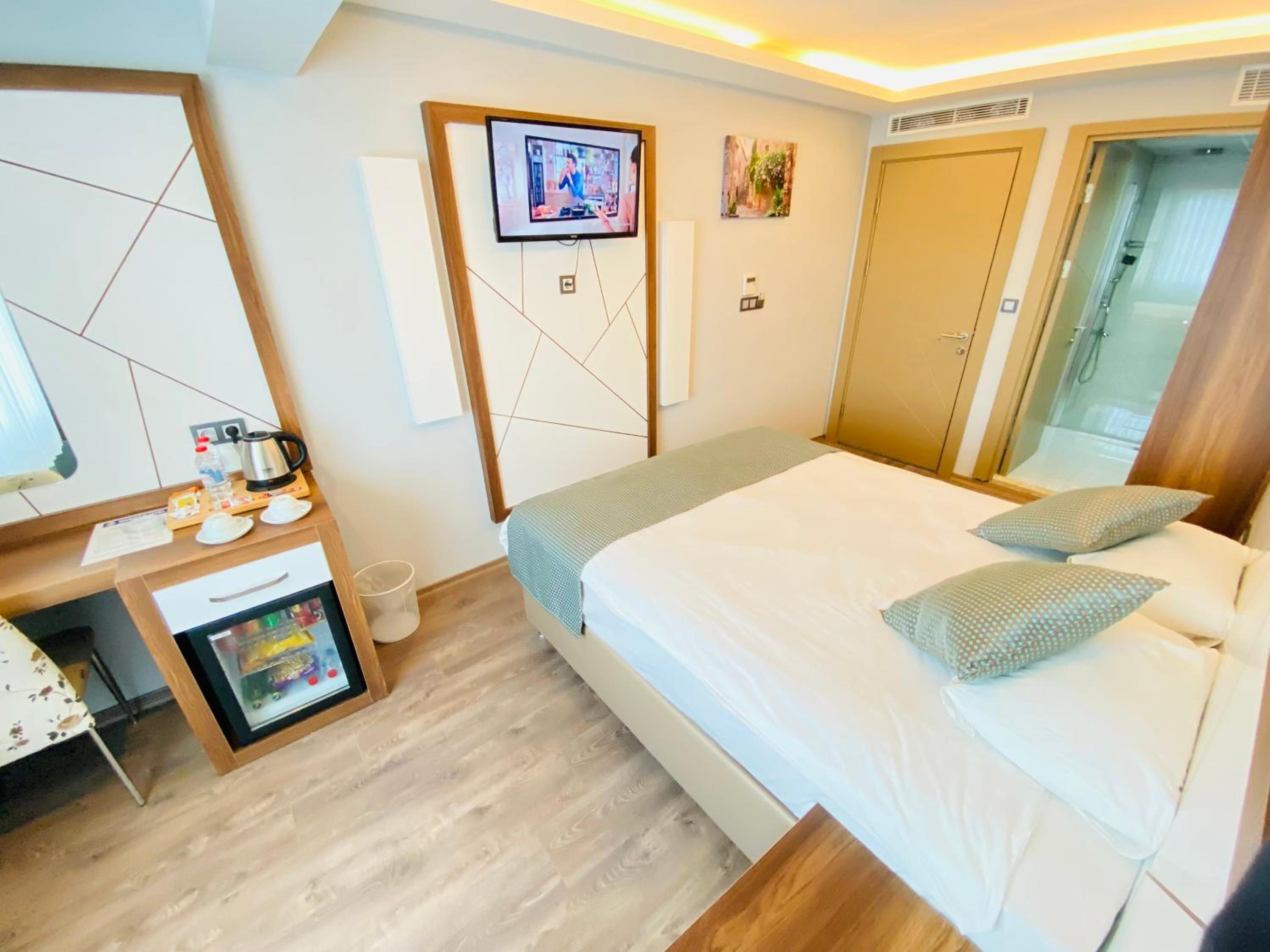 Standard Double Room thumbnail 6