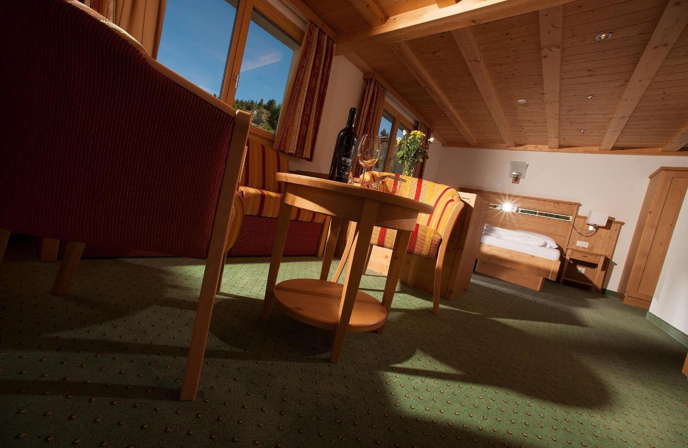 Junior Suite with Balcony - Photo 8