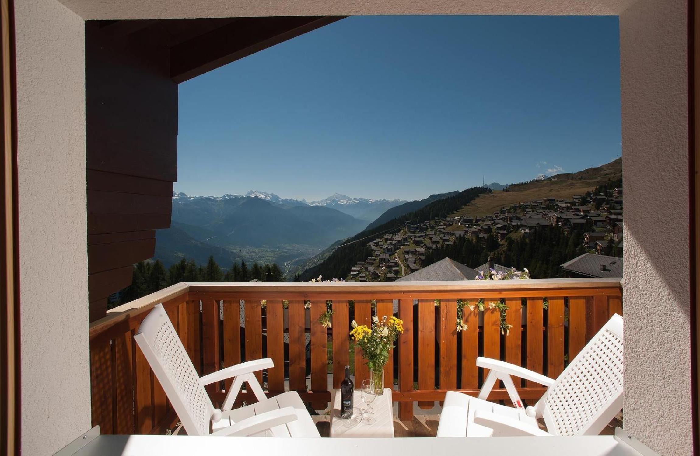Double Room with Balcony - Photo 11