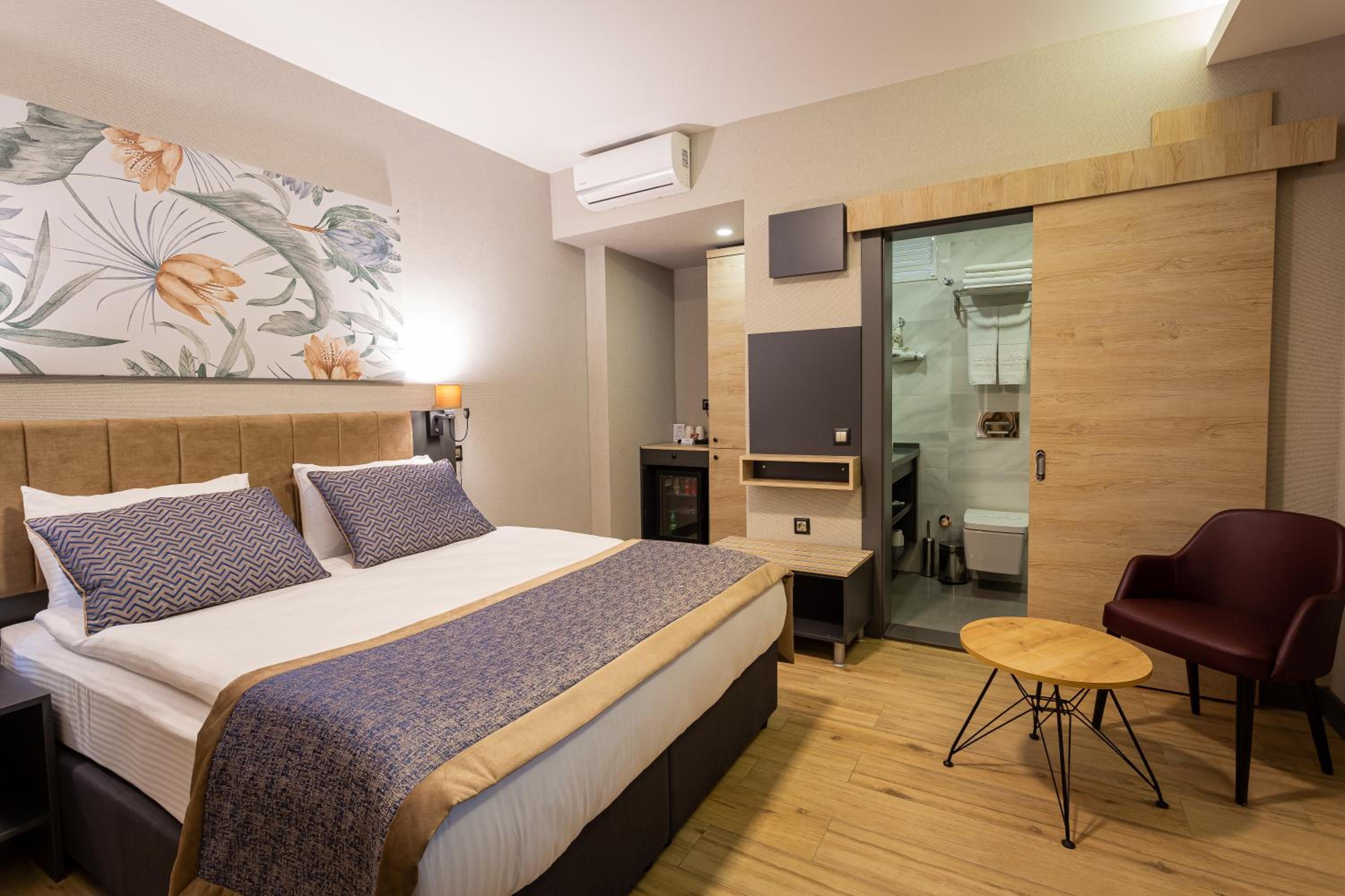 Deluxe Double Room - Photo 13