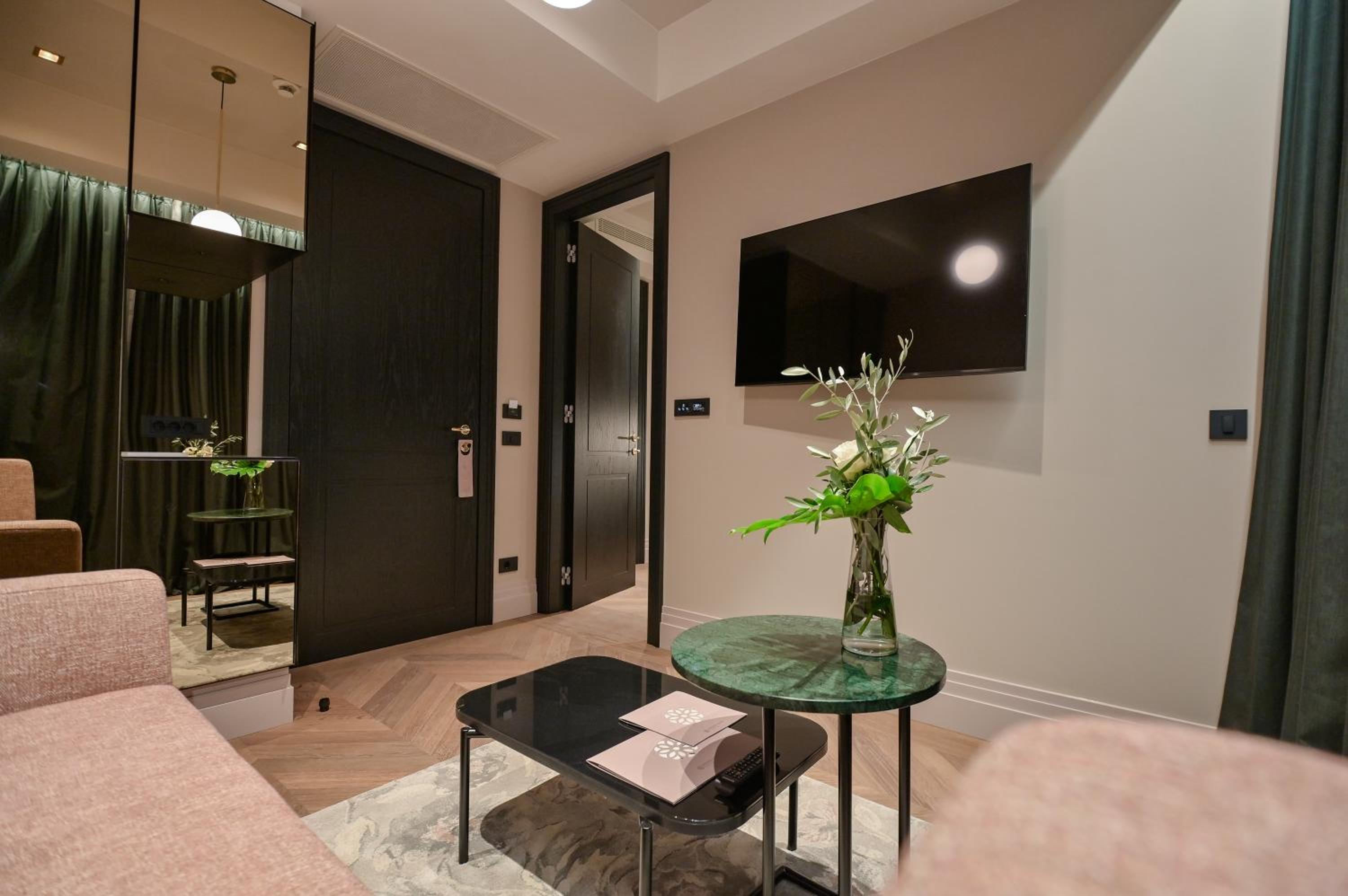 Superior Suite - Photo 3