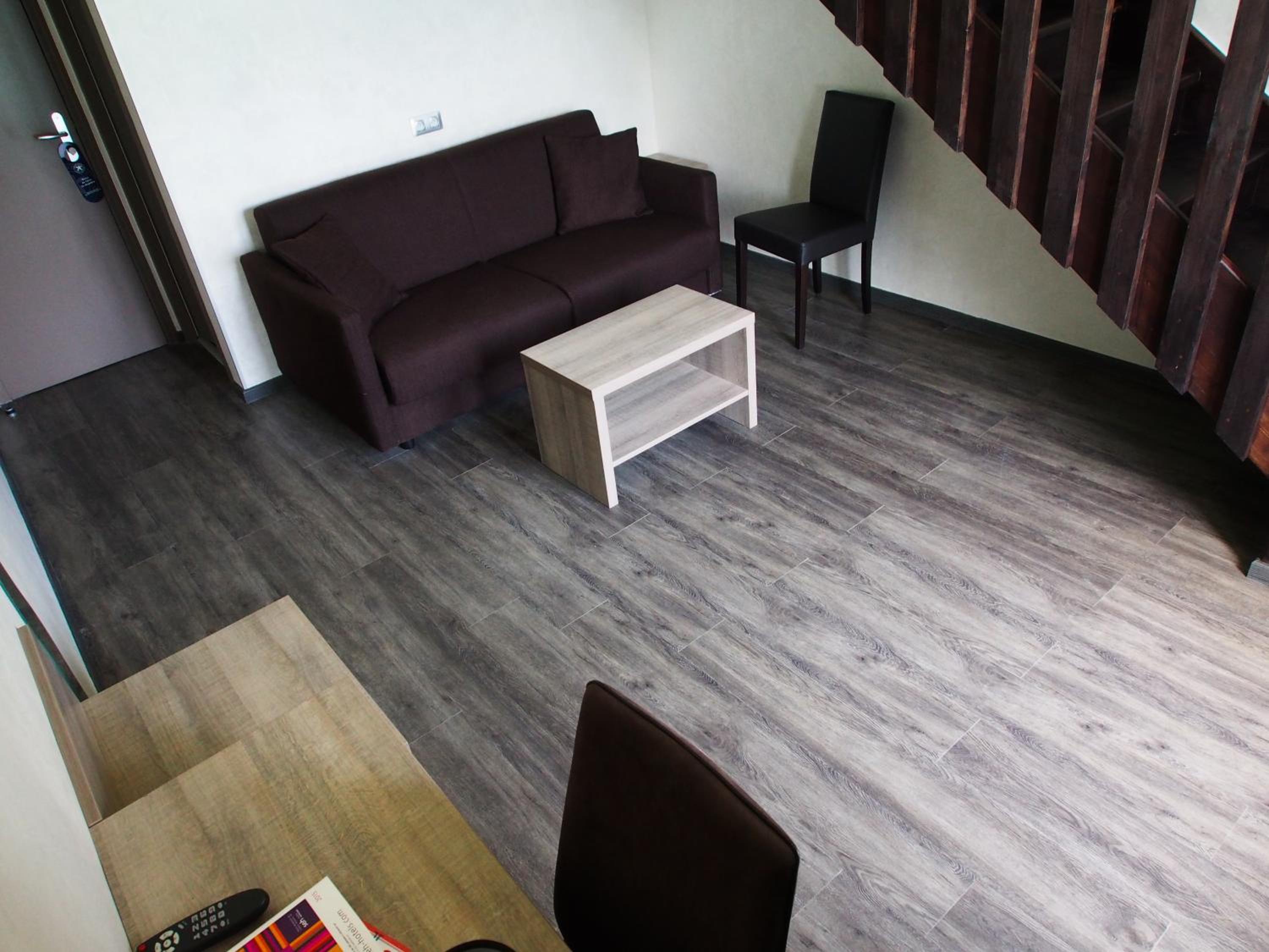 Superior Family Room - Lake and Garden Side - Photo 3