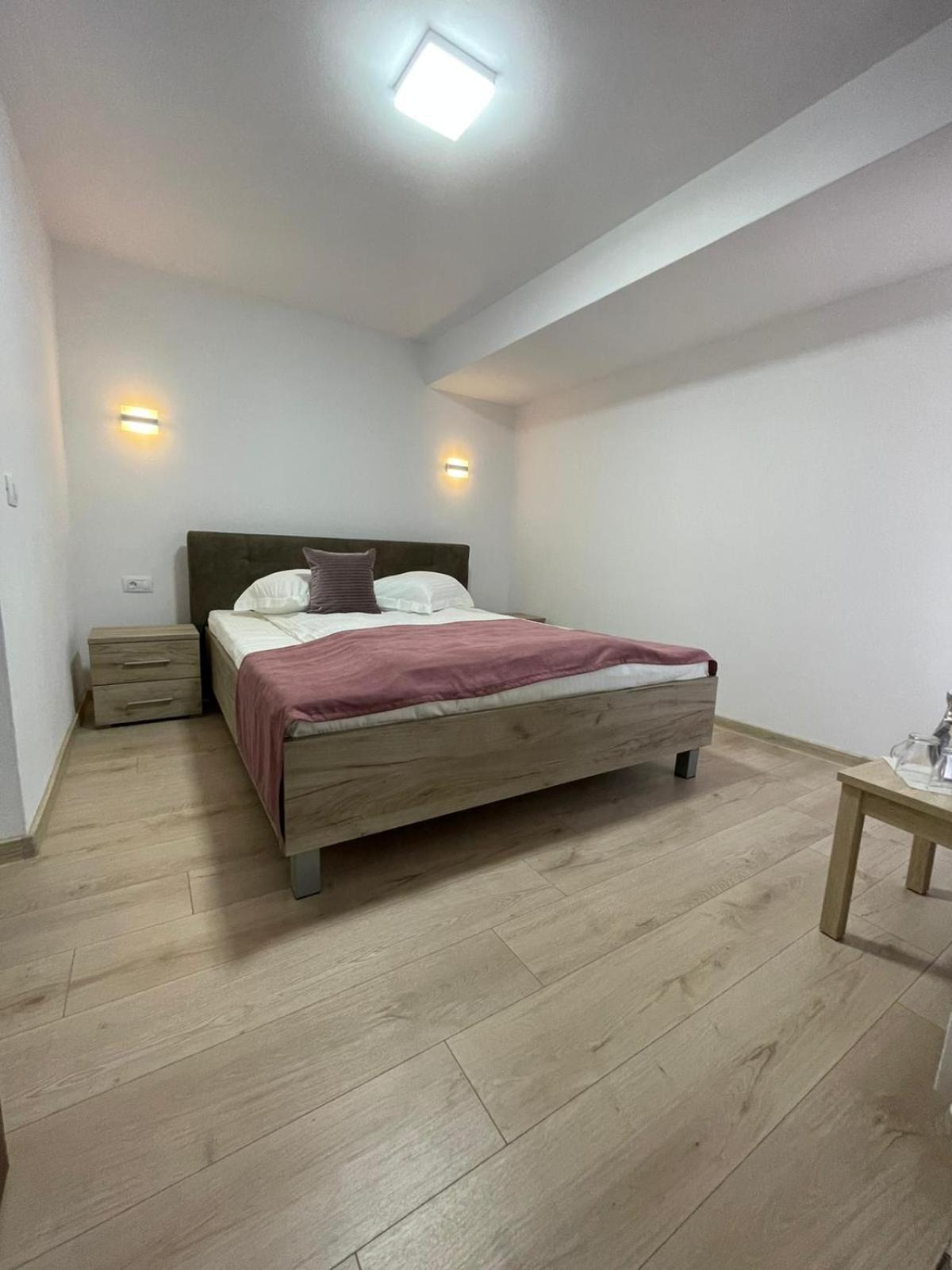 Double Room with Private Bathroom - Photo 8