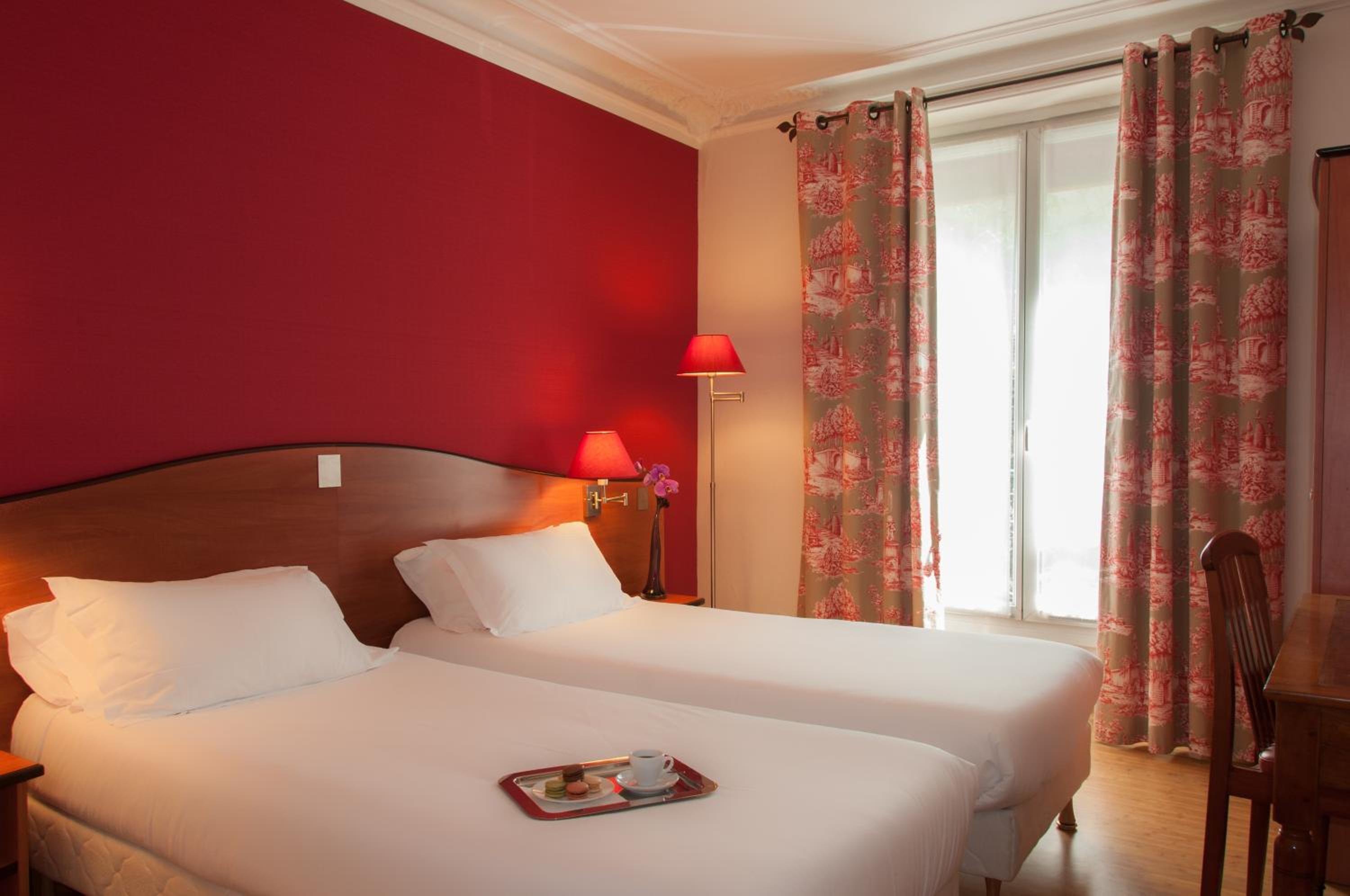 Superior Twin Room thumbnail 6