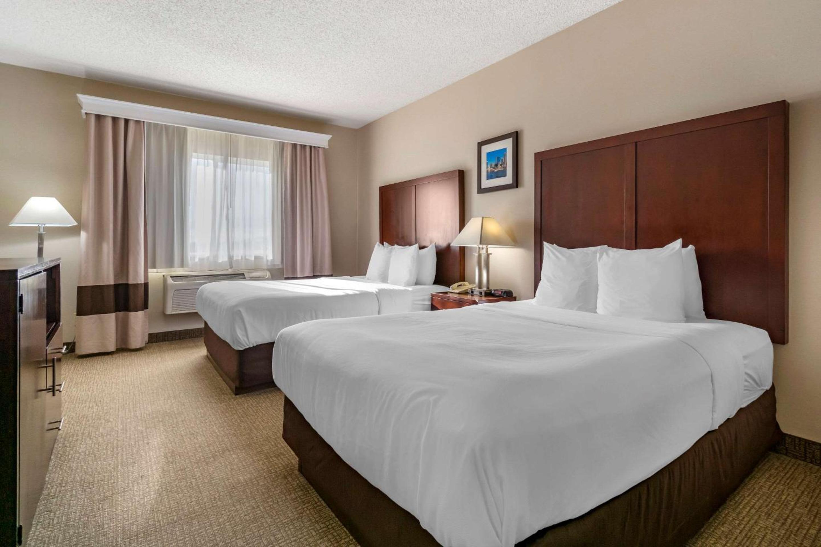 Queen Room with Two Queen Beds - Non-Smoking - Photo 1