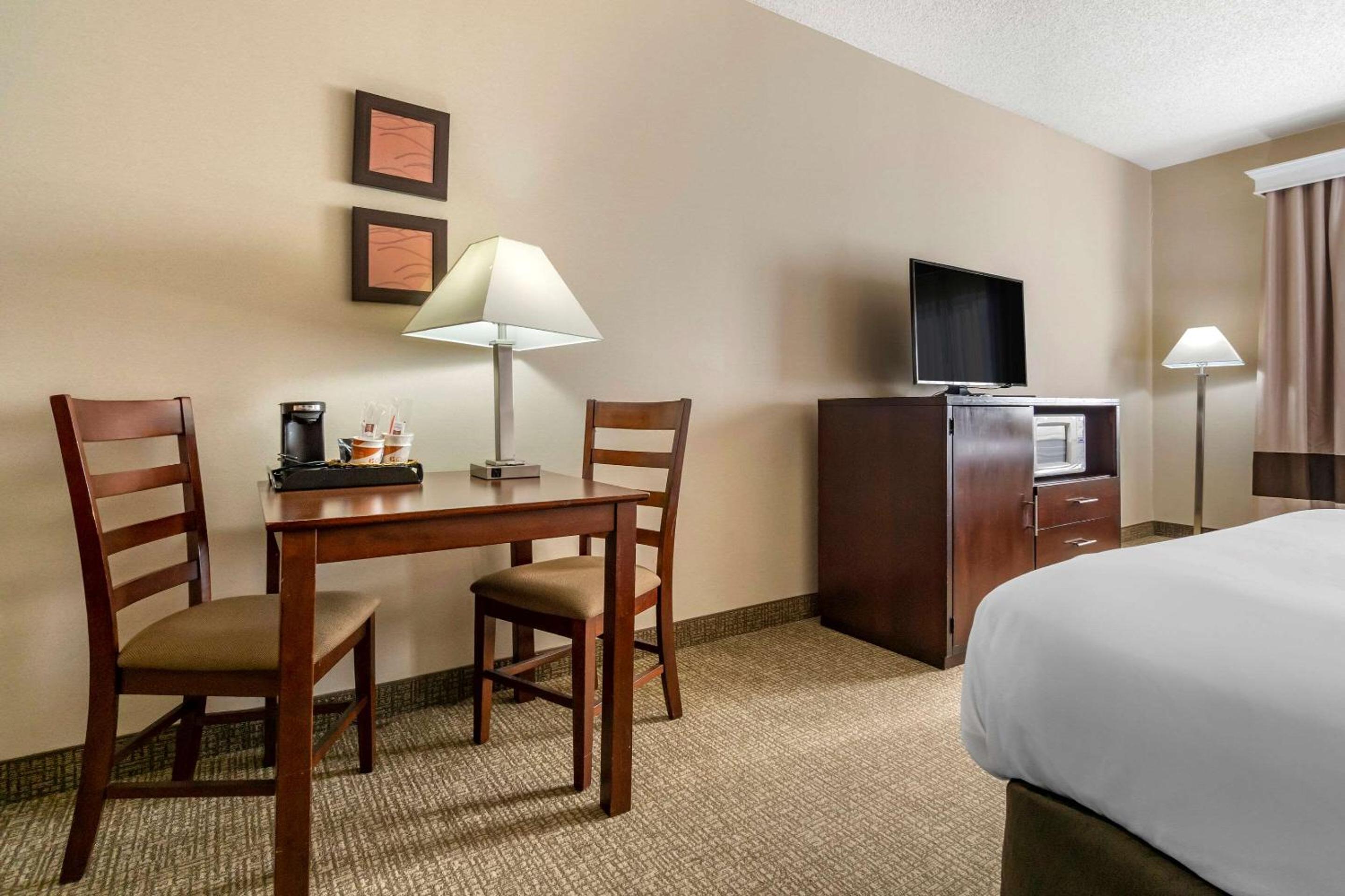 Queen Room with Two Queen Beds - Non-Smoking - Photo 8